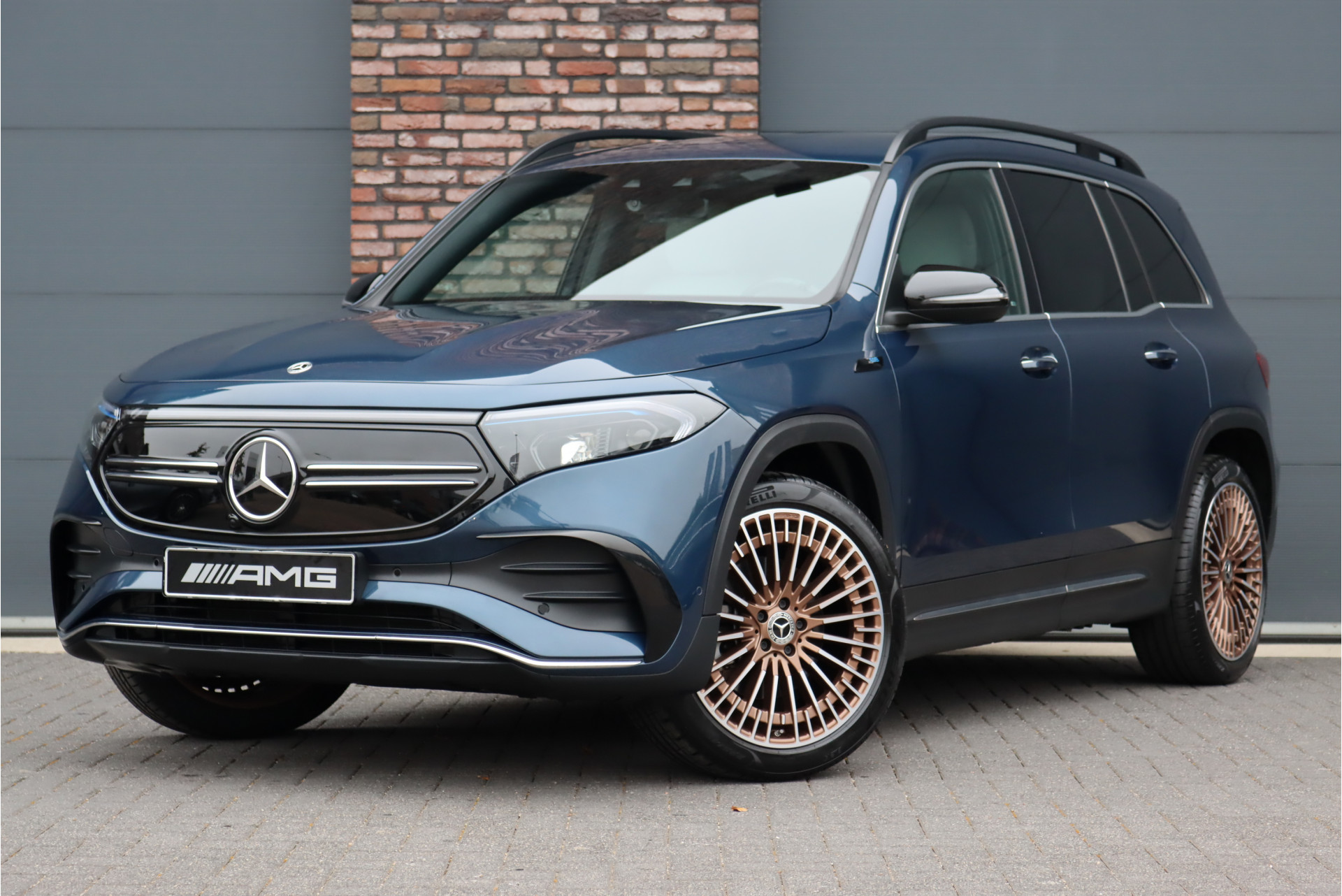 Mercedes-Benz EQB 350 4-MATIC AMG Line 67 kWh | 'Edition 1' | Distronic+ | Keyless Go Leder | Sfeerverlichting | Vario-achterbank | Camera | Advanced Sound System | Rijassistentiepakket |