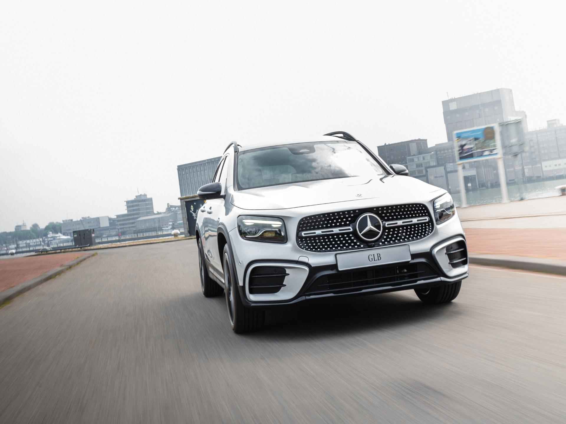 Mercedes-Benz GLB 200 AMG-Line | Stoelverwarming | 360Graden-Camera | Night-Pakket | Panorama-schuifdak | Memory-Stoelen - 2/13