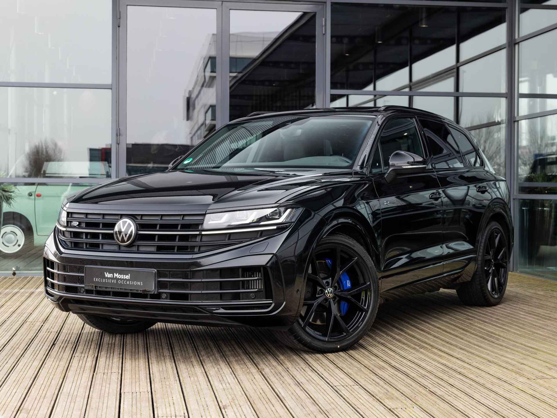 Volkswagen Touareg 3.0 TSi eHybrid 4MOTION R 462 PK | STOELMASSAGE | STOELVENTILATIE | DYNAUDIO | LUCHTVERING | ELEKTR.TREKHAAK | PANORAMA/SCHUIFKANTELDAK | 22 INCH ESTORIL BLACK | BLACK STYLE | SFEERVERLICHTING | STUURVERWARMING | FABRIEKSGARANTIE T/M 2029 | - 3/55