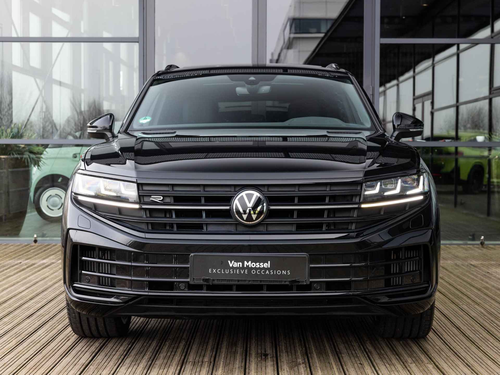 Volkswagen Touareg 3.0 TSi eHybrid 4MOTION R 462 PK | STOELMASSAGE | STOELVENTILATIE | DYNAUDIO | LUCHTVERING | ELEKTR.TREKHAAK | PANORAMA/SCHUIFKANTELDAK | 22 INCH ESTORIL BLACK | BLACK STYLE | SFEERVERLICHTING | STUURVERWARMING | FABRIEKSGARANTIE T/M 2029 | - 6/55