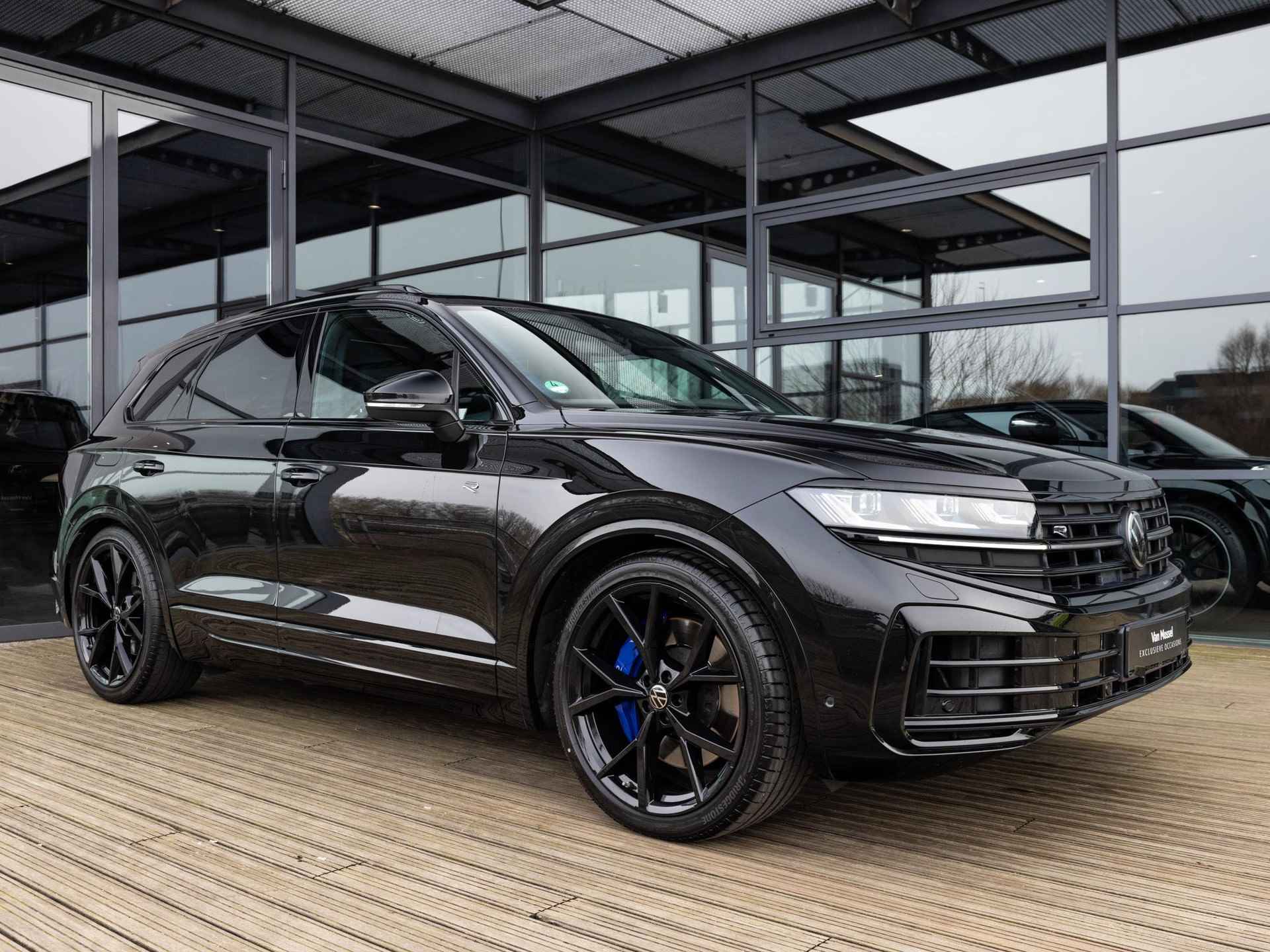 Volkswagen Touareg 3.0 TSi eHybrid 4MOTION R 462 PK | STOELMASSAGE | STOELVENTILATIE | DYNAUDIO | LUCHTVERING | ELEKTR.TREKHAAK | PANORAMA/SCHUIFKANTELDAK | 22 INCH ESTORIL BLACK | BLACK STYLE | SFEERVERLICHTING | STUURVERWARMING | FABRIEKSGARANTIE T/M 2029 | - 9/55