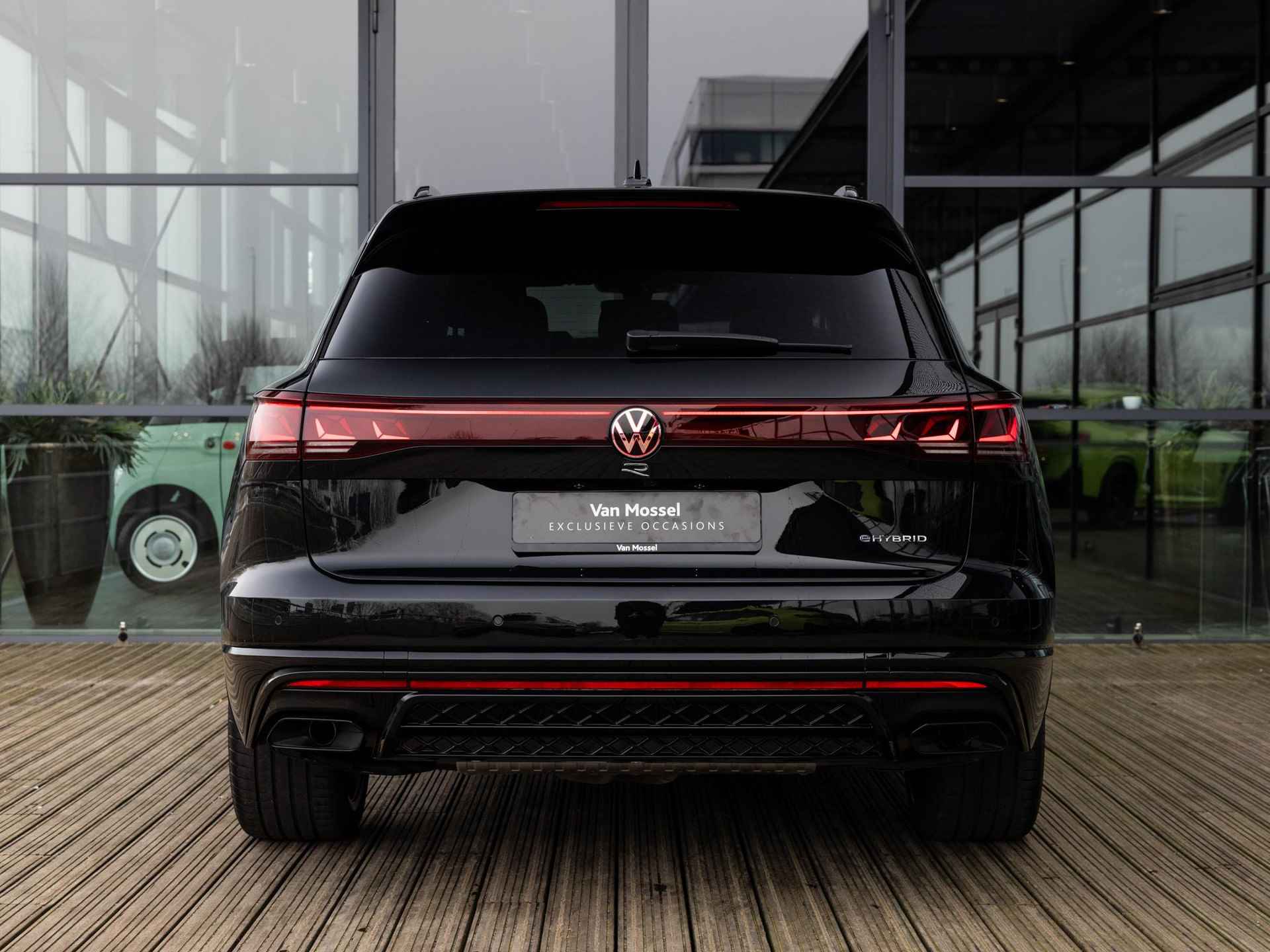 Volkswagen Touareg 3.0 TSi eHybrid 4MOTION R 462 PK | STOELMASSAGE | STOELVENTILATIE | DYNAUDIO | LUCHTVERING | ELEKTR.TREKHAAK | PANORAMA/SCHUIFKANTELDAK | 22 INCH ESTORIL BLACK | BLACK STYLE | SFEERVERLICHTING | STUURVERWARMING | FABRIEKSGARANTIE T/M 2029 | - 17/55