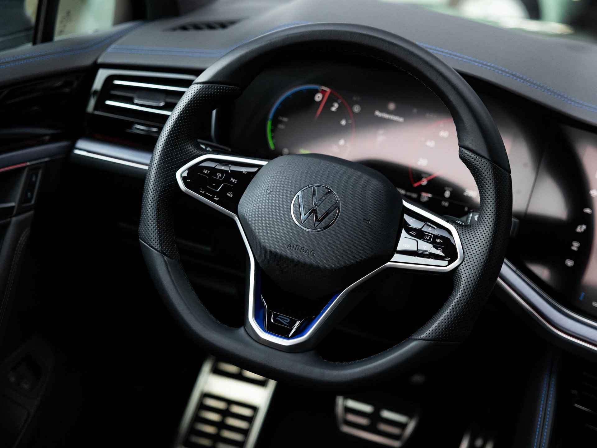 Volkswagen Touareg 3.0 TSi eHybrid 4MOTION R 462 PK | STOELMASSAGE | STOELVENTILATIE | DYNAUDIO | LUCHTVERING | ELEKTR.TREKHAAK | PANORAMA/SCHUIFKANTELDAK | 22 INCH ESTORIL BLACK | BLACK STYLE | SFEERVERLICHTING | STUURVERWARMING | FABRIEKSGARANTIE T/M 2029 | - 30/55