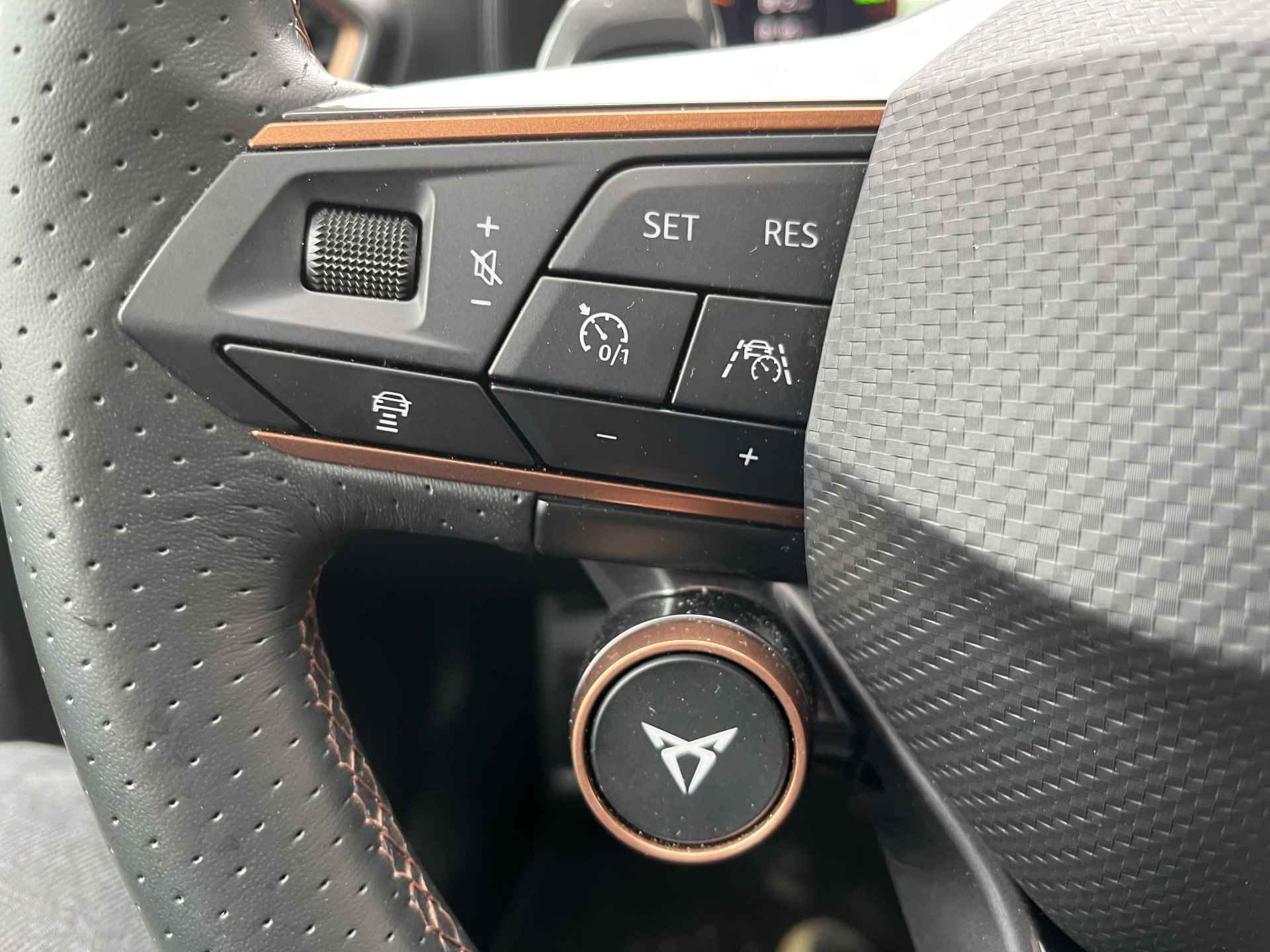 CUPRA Formentor 1.4 e-Hybrid VZ Black Edition / AUTOMAAT/ 245 PK/ PANO/ 360 CAMERA/ PARK. SENSOREN/ MATRIX/ DODE HOEK/ KEYLESS/ LEDEREN MEMORY SEATS/ STOEL EN STUUR VERWARM./ ADAPT. CRUISE/ APP CONNECT/ NAVI/ CLIMA/ DAB/ - 13/29