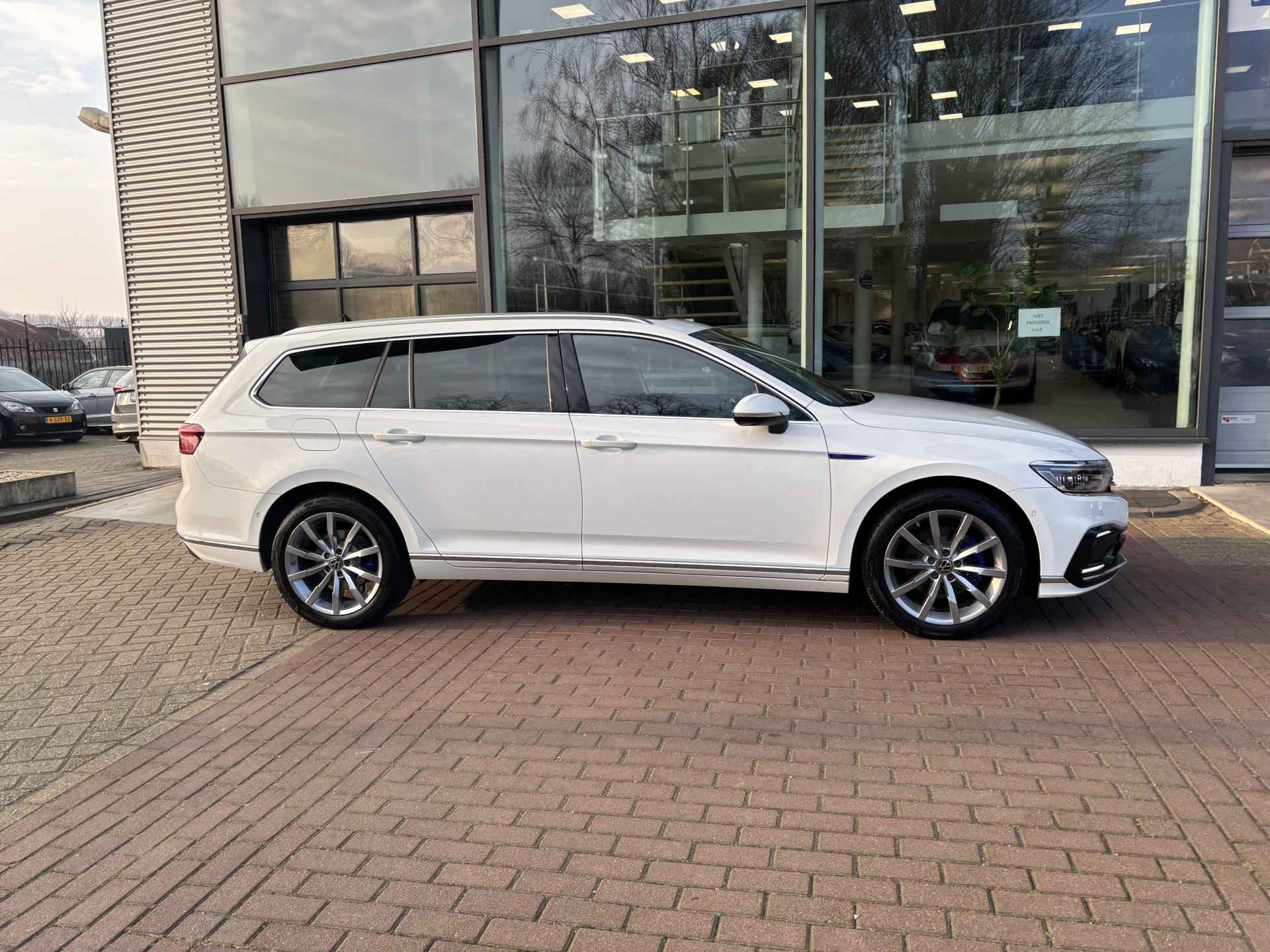 Volkswagen Passat Variant 1.4 TSI PHEV GTE Business Panorama schuifdak / 18 inch lichtmetaal / Travel Assist / Navigatie 'Discover Pro / Sfeerverlichting interieur / Zwarte Dakheme - 16/38