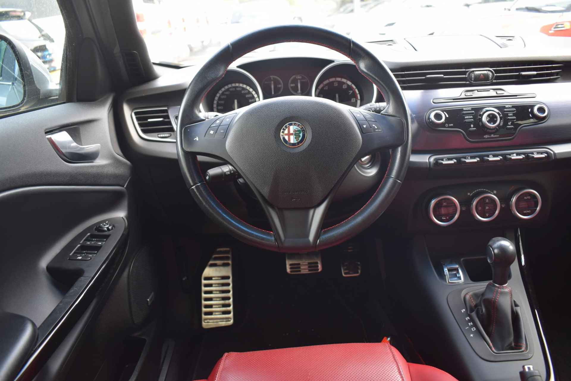Alfa Romeo Giulietta 1.4 T Distinctive | AUTOMAAT | LEDER | NAVIGATIE | - 3/25