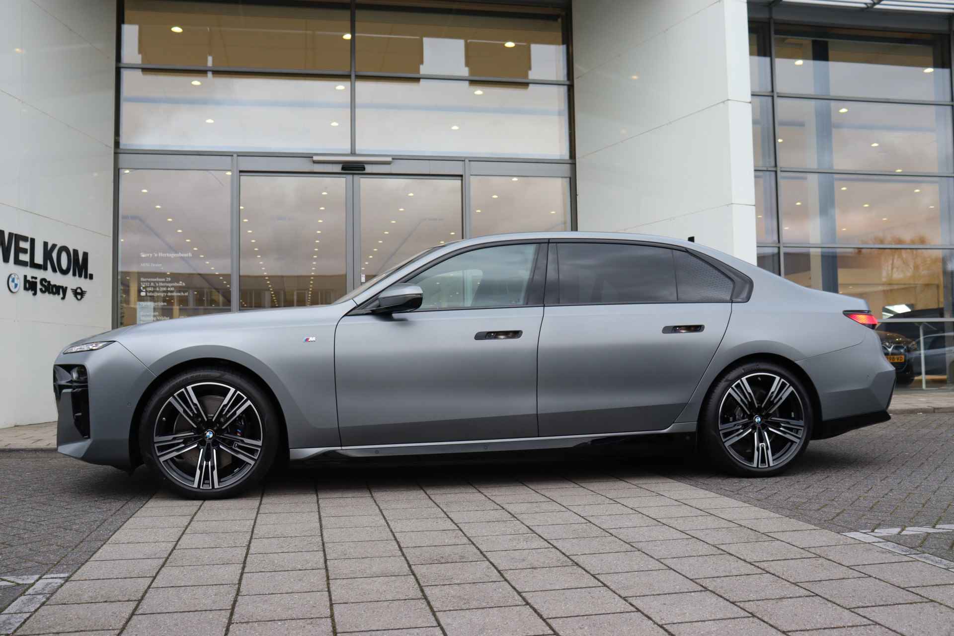 BMW i7 xDrive60 High Executive M Sport 106 kWh / Panoramadak Sky Lounge / Bowers & Wilkins / Massagefunctie voor + achter / Parking Assistant Professional / Trekhaak / Active Steering - 8/36