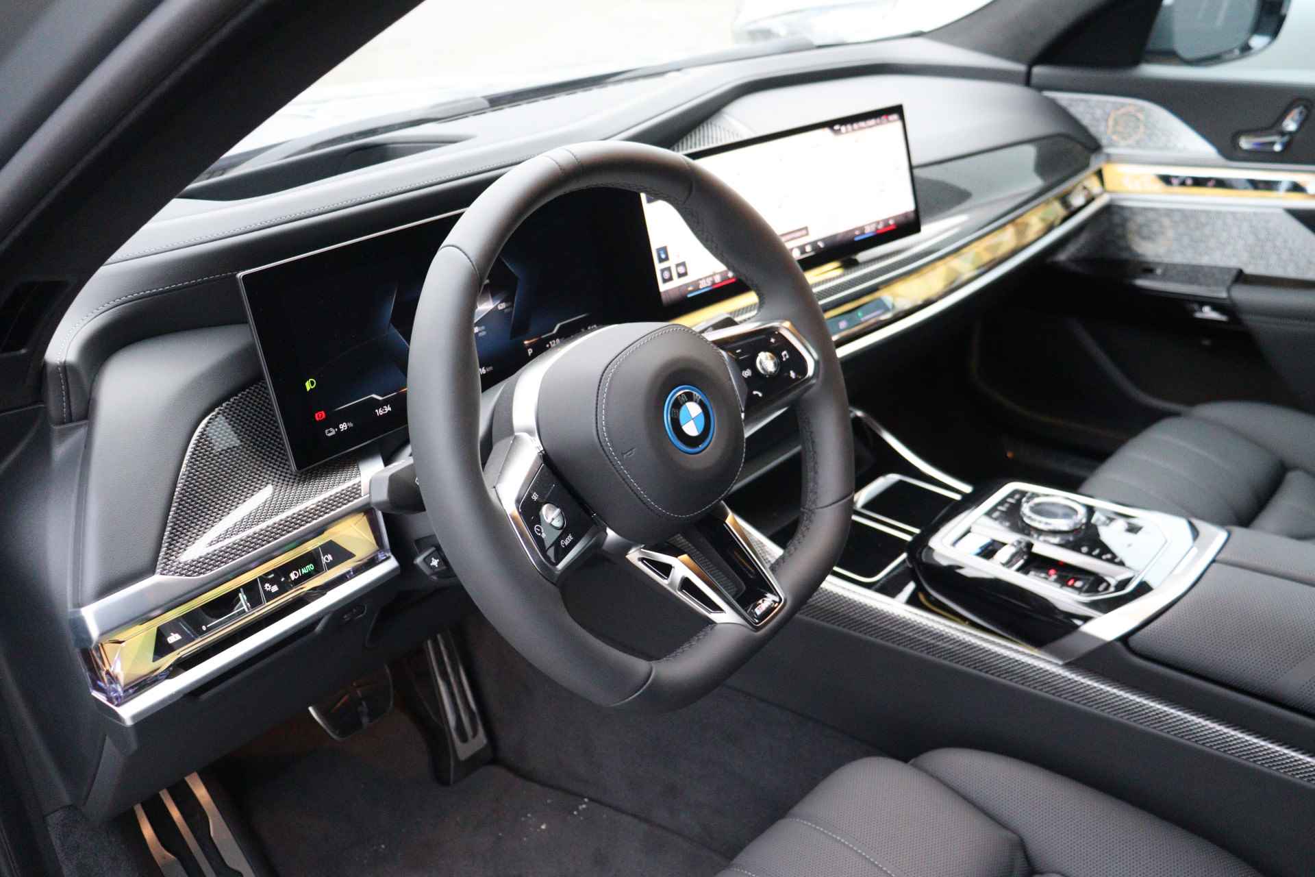 BMW i7 xDrive60 High Executive M Sport 106 kWh / Panoramadak Sky Lounge / Bowers & Wilkins / Massagefunctie voor + achter / Parking Assistant Professional / Trekhaak / Active Steering - 19/36