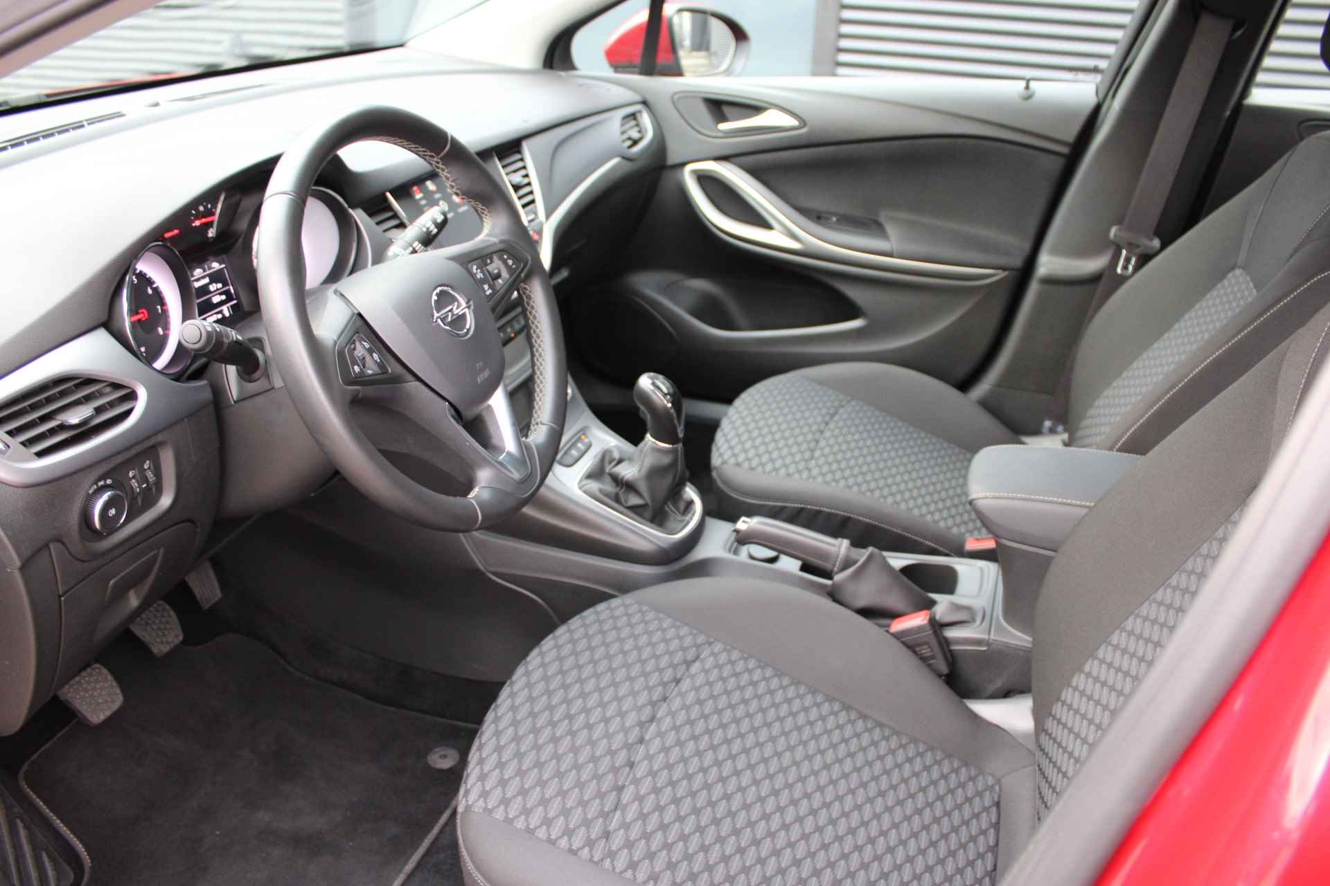 Opel Astra 1.2 T 110 pk 5drs Edition / Navigatie / Parkeersensoren / Airco / Cruise Control / Carplay / '' vraag een vrijblijvende offerte aan '' - 8/26