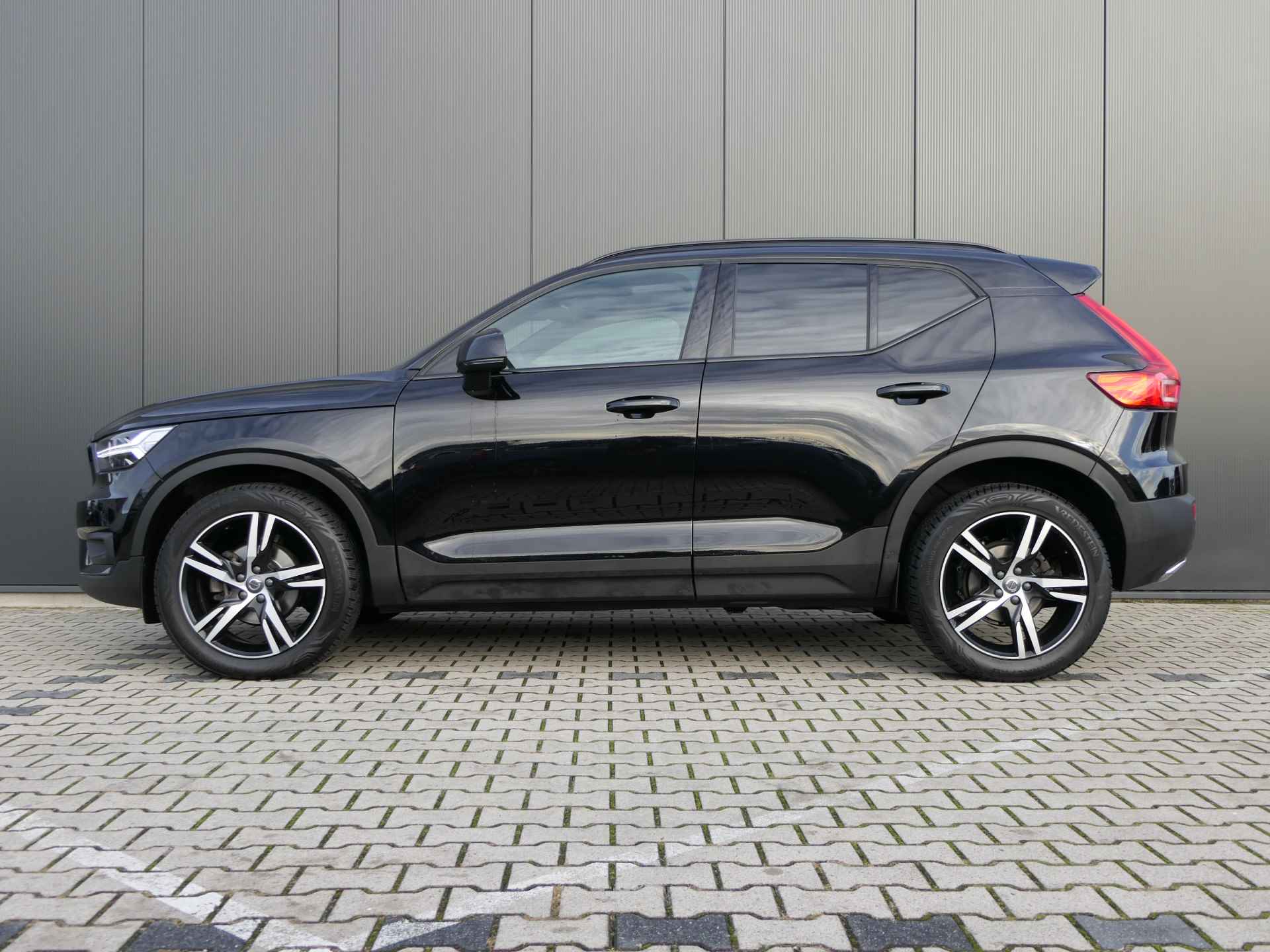 Volvo XC40 T3 R-Design | Panoramadak | Harman/Kardon | Adaptieve Cruise | BLIS | Camera | Elektrische Achterklep | Keyless | Dynamische LED - 3/42