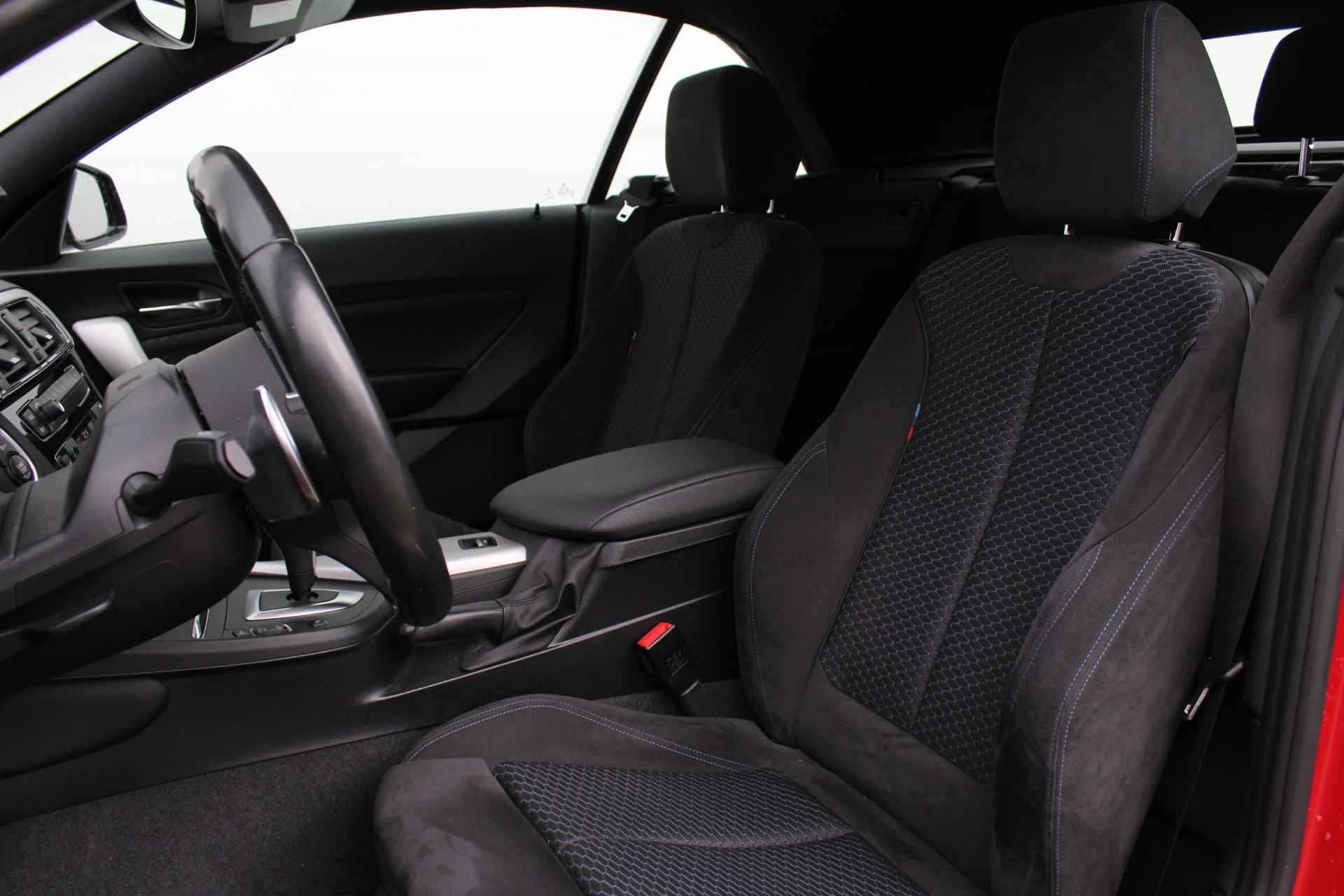 BMW 2 Serie Cabrio 220i M Sport Automaat / Sportstoelen / LED / M Sportonderstel / PDC voor + achter / Stoelverwarming - 7/32