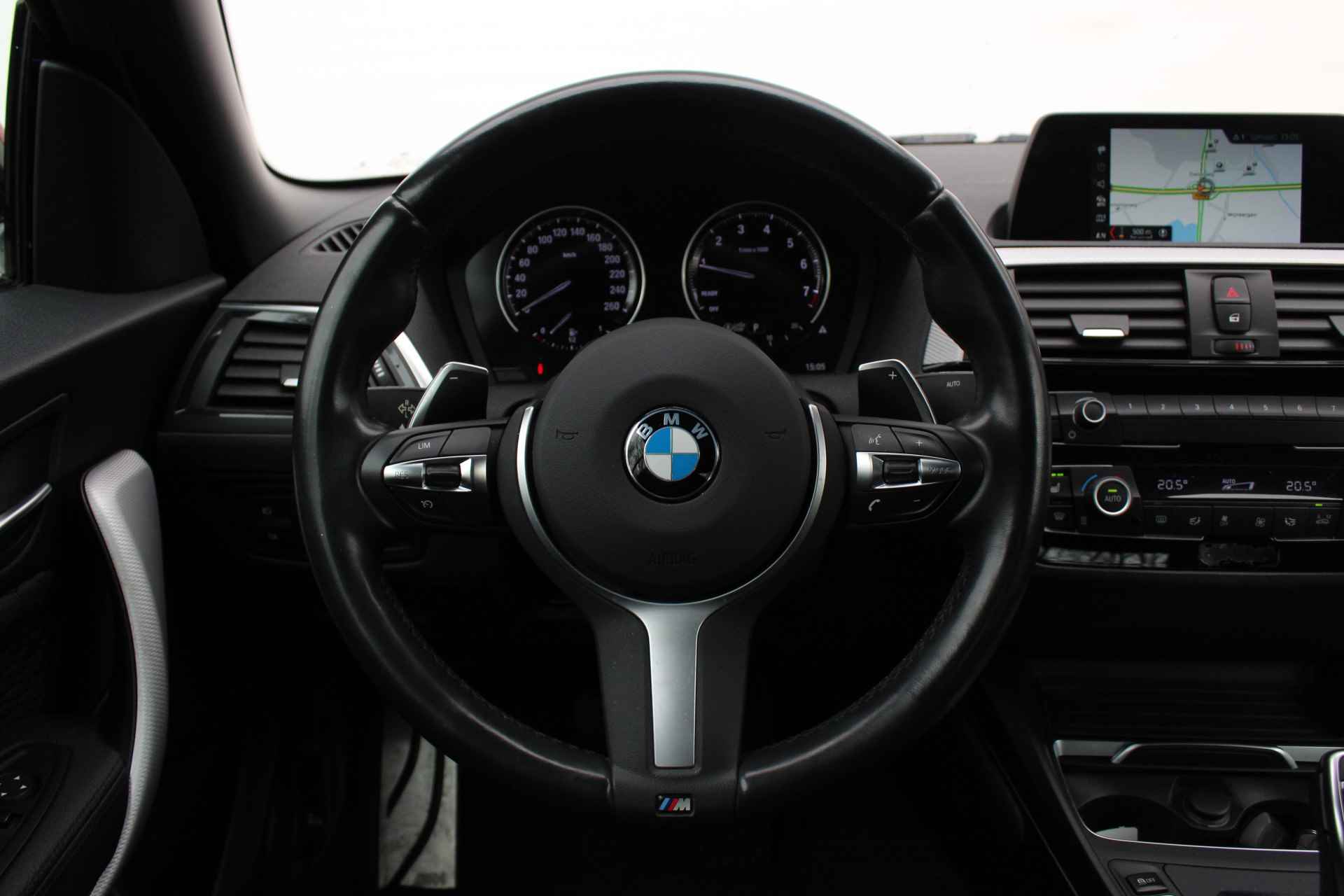 BMW 2 Serie Cabrio 220i M Sport Automaat / Sportstoelen / LED / M Sportonderstel / PDC voor + achter / Stoelverwarming - 28/32