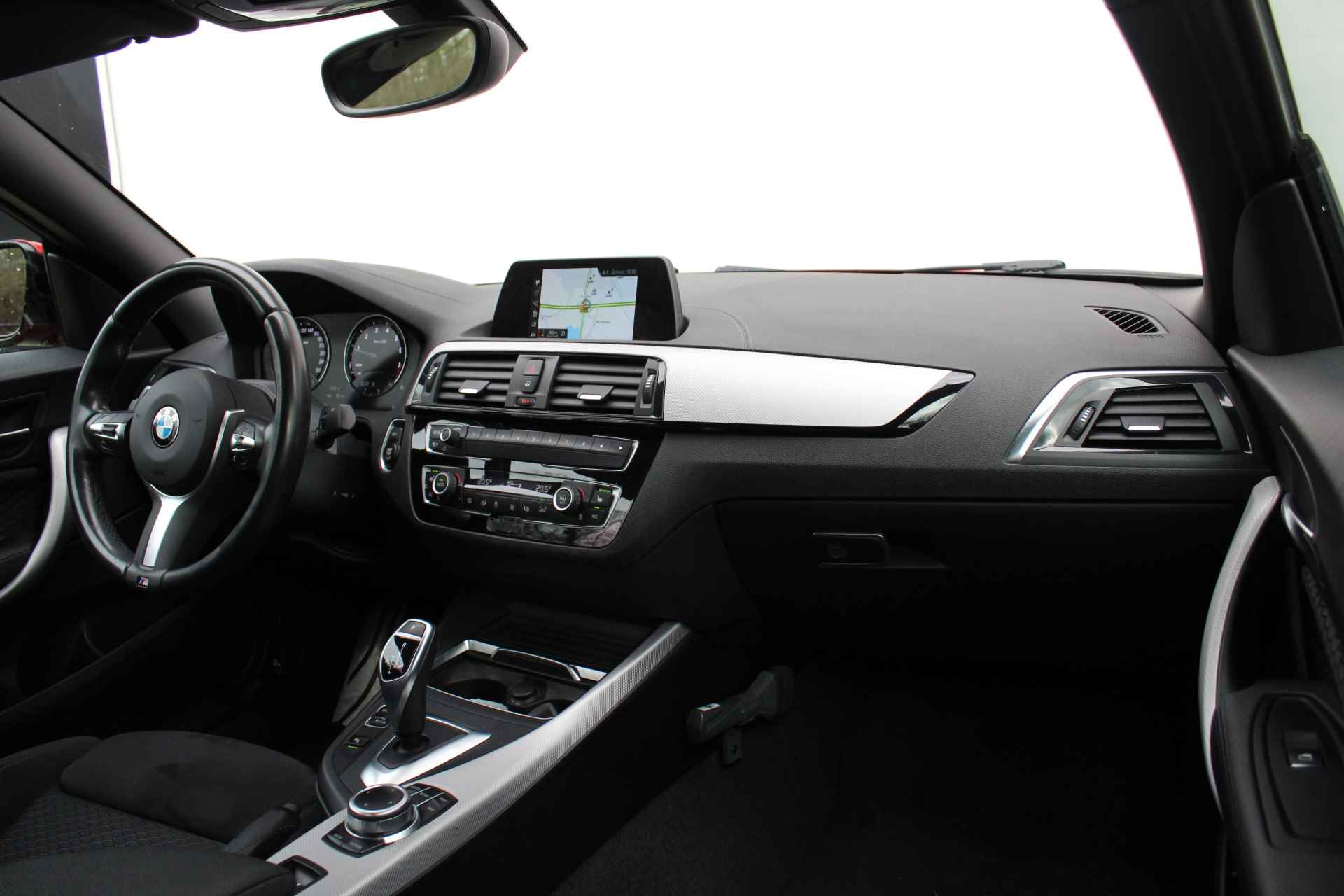 BMW 2 Serie Cabrio 220i M Sport Automaat / Sportstoelen / LED / M Sportonderstel / PDC voor + achter / Stoelverwarming - 31/32