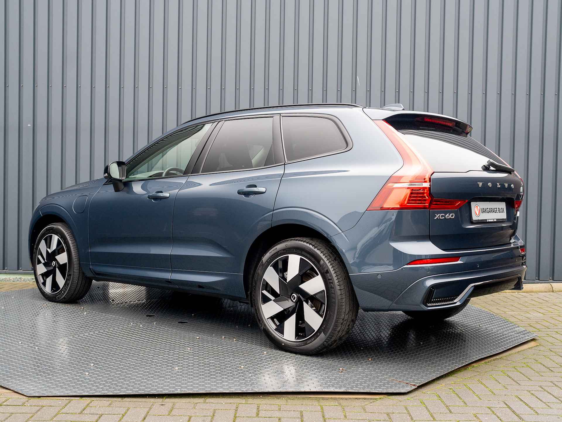 Volvo XC60 2.0 T6 Plug-in hybrid AWD Plus Dark | 360 Camera | Harman/Kardon | Trekhaak | Panodak | Long Range | Prijs Rijklaar!! - 4/54