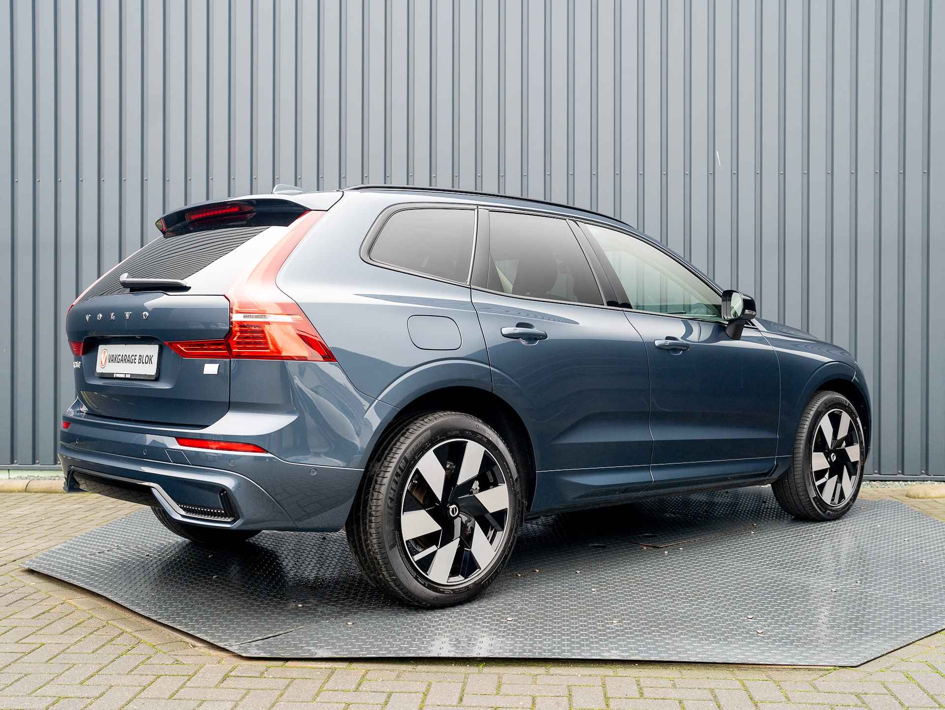 Volvo XC60 2.0 T6 Plug-in hybrid AWD Plus Dark | 360 Camera | Harman/Kardon | Trekhaak | Panodak | Long Range | Prijs Rijklaar!! - 53/54