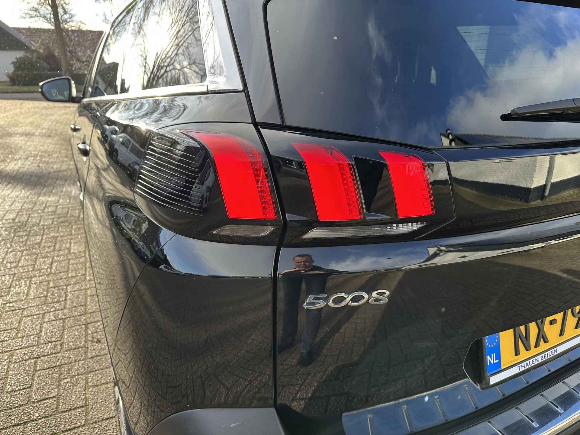 Peugeot 5008 1.2 Turbo 130 PK Allure | Zeer complete uitvoering | Nieuw Geleverd | Full LED Verlichting | Trekhaak 1100 KG | Navigatie | 7 - Zitplaatsen | GT Uitlaatsierstukken | Cruise & Climate Control | 19 Inch Lichtmetalen Velgen | Dakrails - 45/59