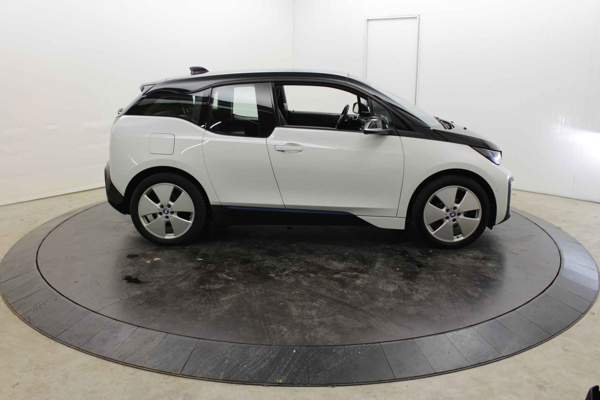 BMW i3 Executive 120Ah 42 kWh Warmtepomp CCS Snel lader Camera Stoelver. Navi - 10/52