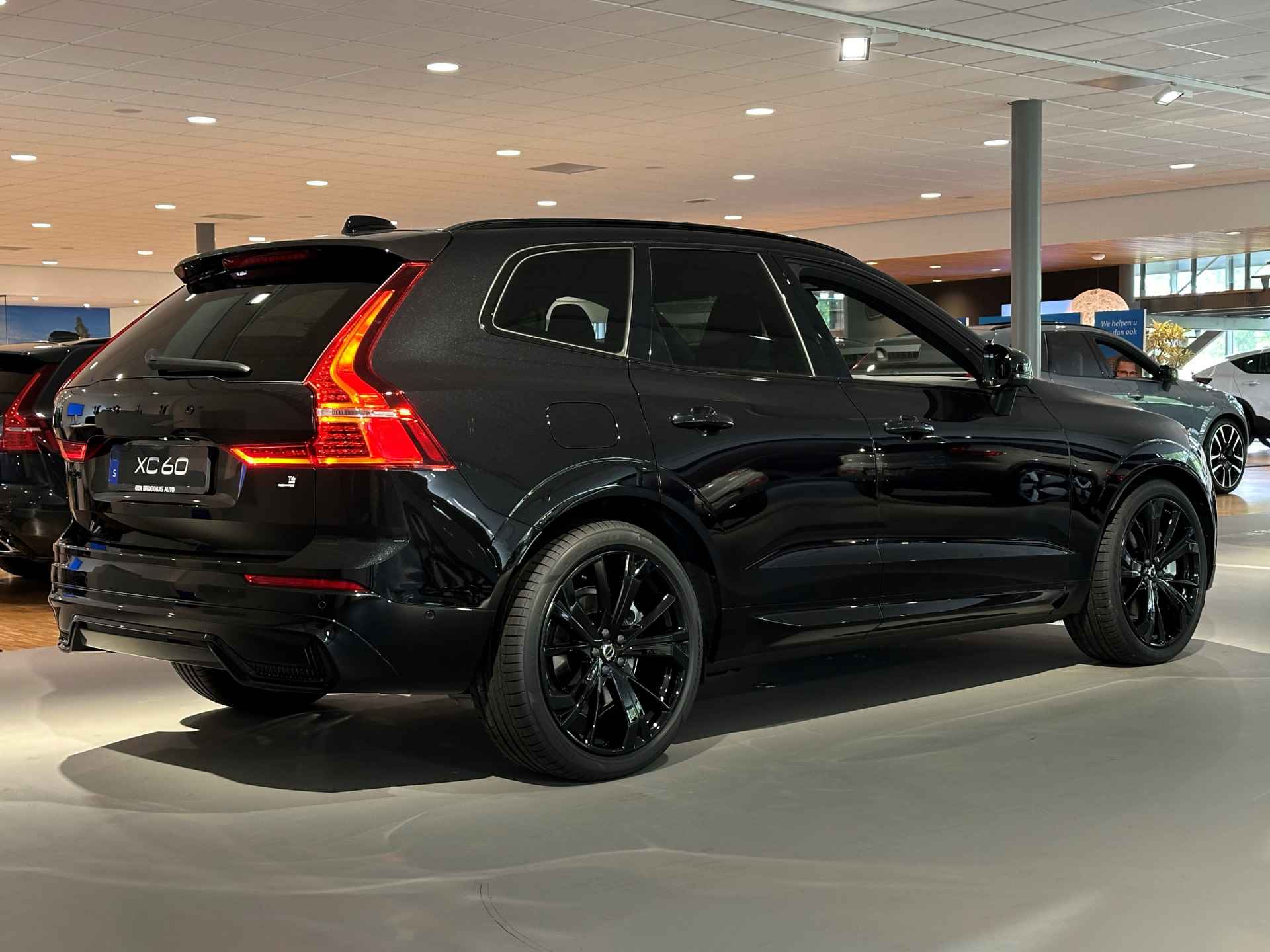 Volvo XC60 T6 AWD Recharge Black Edition | Luchtvering | 360° Camera | Head-Up Display | Harman Kardon | Full LED Meesturende koplampen | V - 4/52