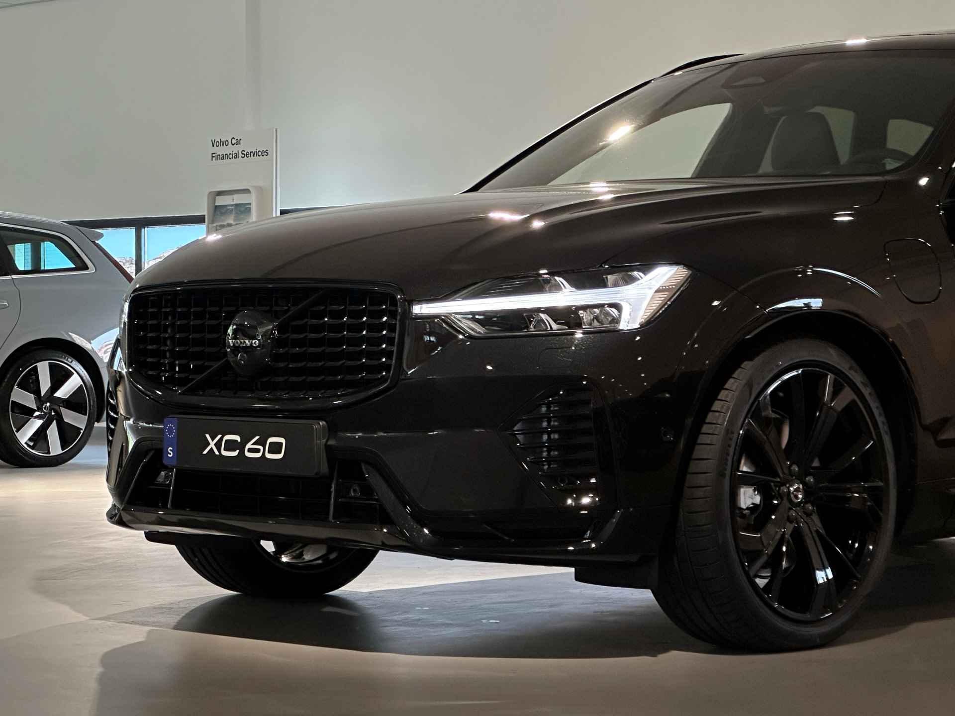 Volvo XC60 T6 AWD Recharge Black Edition | Luchtvering | 360° Camera | Head-Up Display | Harman Kardon | Full LED Meesturende koplampen | V - 5/52