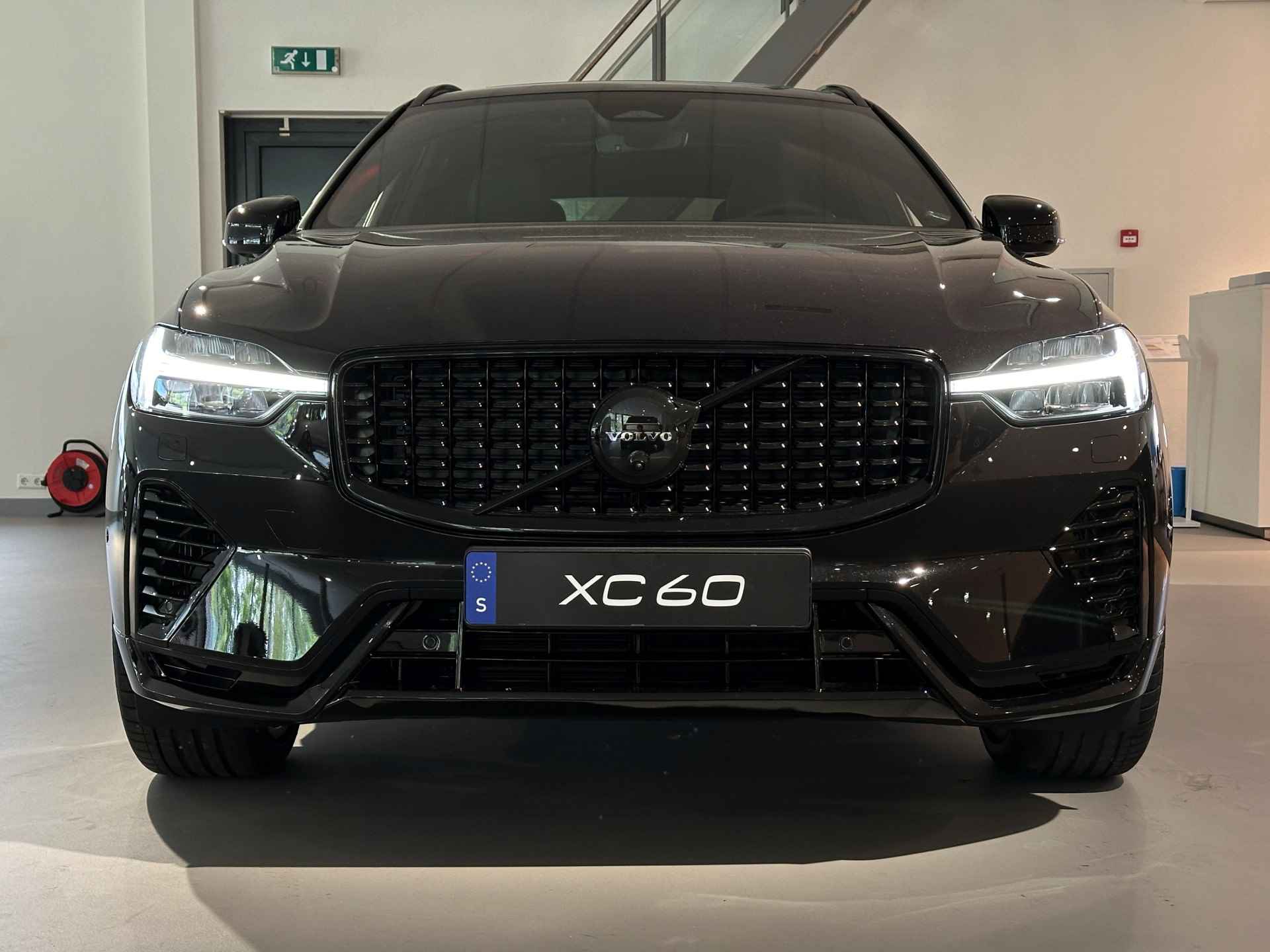 Volvo XC60 T6 AWD Recharge Black Edition | Luchtvering | 360° Camera | Head-Up Display | Harman Kardon | Full LED Meesturende koplampen | V - 6/52