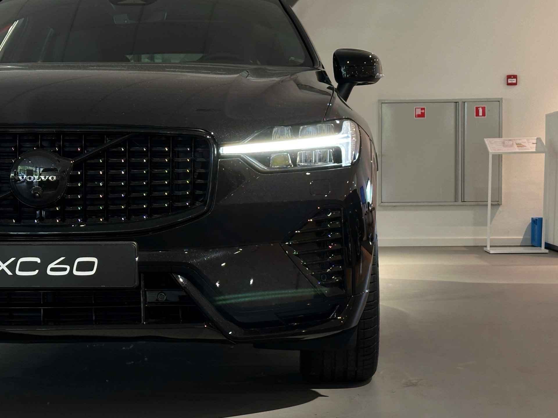 Volvo XC60 T6 AWD Recharge Black Edition | Luchtvering | 360° Camera | Head-Up Display | Harman Kardon | Full LED Meesturende koplampen | V - 7/52