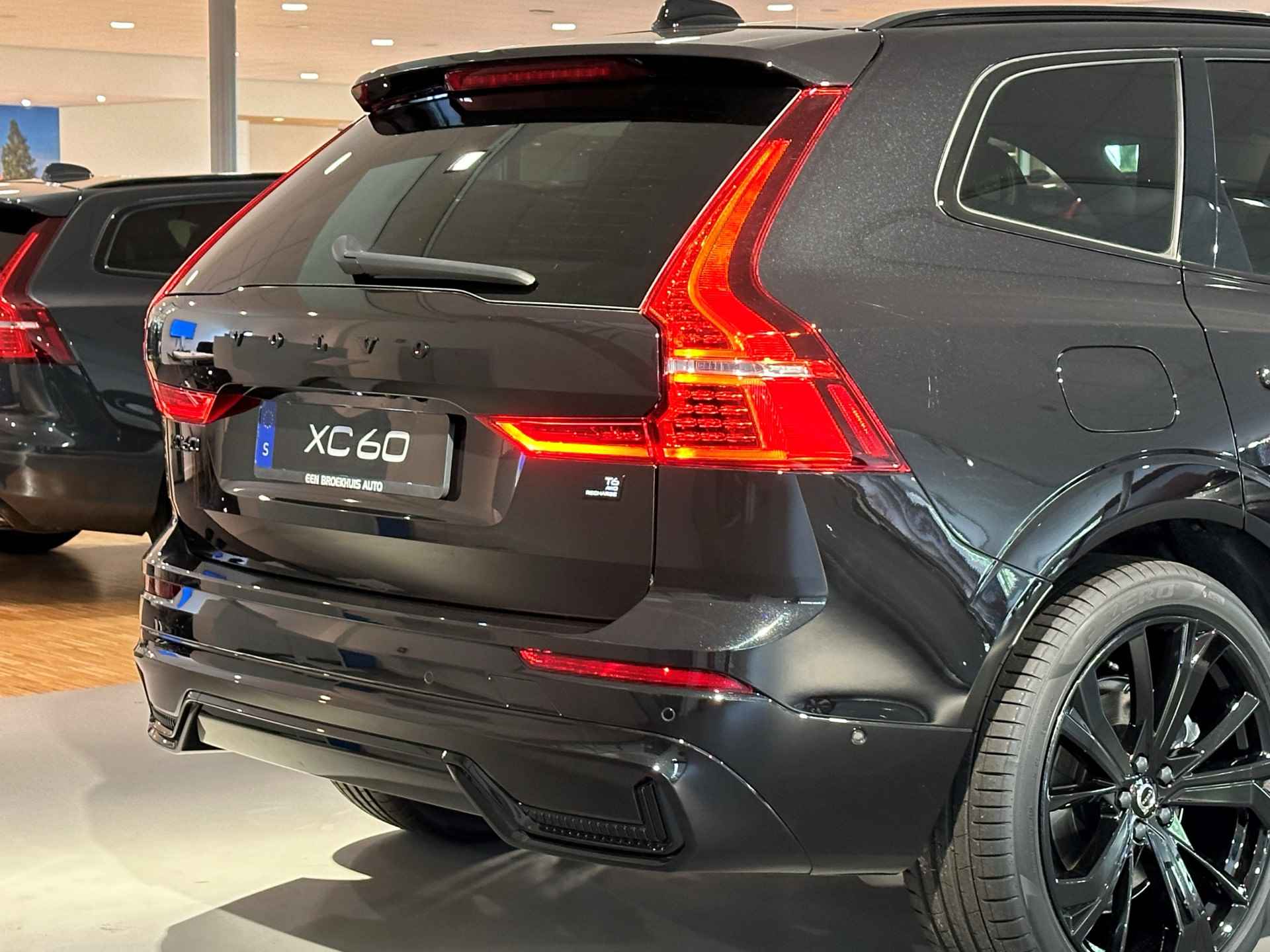 Volvo XC60 T6 AWD Recharge Black Edition | Luchtvering | 360° Camera | Head-Up Display | Harman Kardon | Full LED Meesturende koplampen | V - 13/52