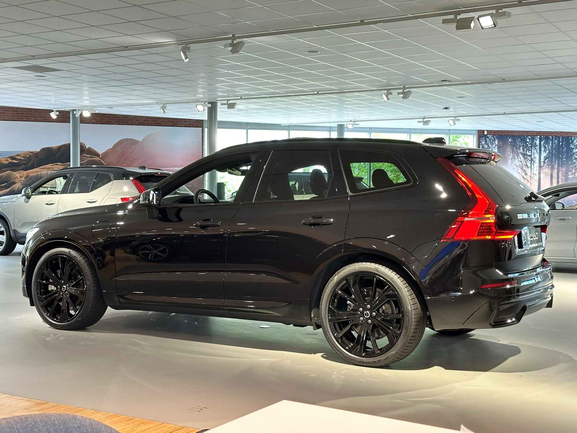 Volvo XC60 T6 AWD Recharge Black Edition | Luchtvering | 360° Camera | Head-Up Display | Harman Kardon | Full LED Meesturende koplampen | V - 52/52