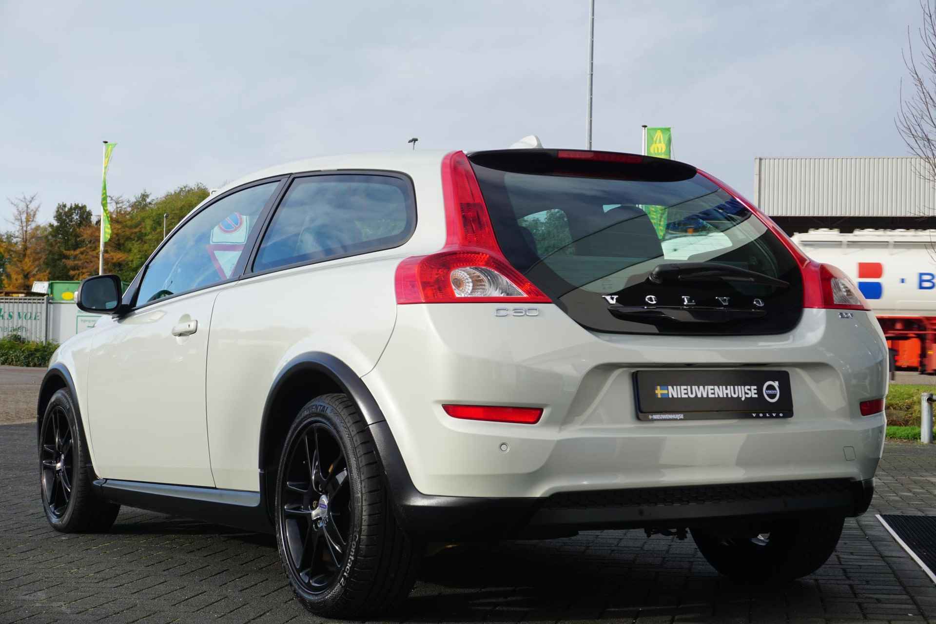 Volvo C30 2.0 Momentum | Stoelverwarming | Bluetooth | Regensensor | High Performance audio | Parkeersensoren | 17" lm velgen | Actieve Bochtverlichting | - 4/28