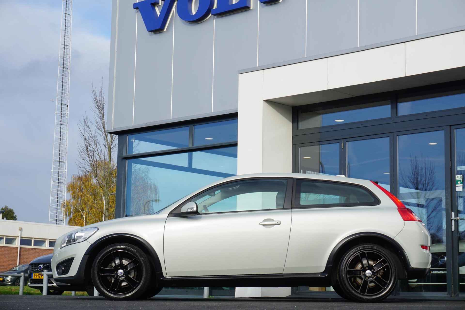 Volvo C30 2.0 Momentum | Stoelverwarming | Bluetooth | Regensensor | High Performance audio | Parkeersensoren | 17" lm velgen | Actieve Bochtverlichting | - 15/28