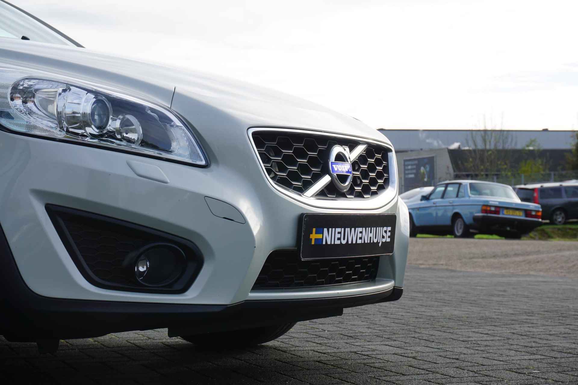 Volvo C30 2.0 Momentum | Stoelverwarming | Bluetooth | Regensensor | High Performance audio | Parkeersensoren | 17" lm velgen | Actieve Bochtverlichting | - 17/28