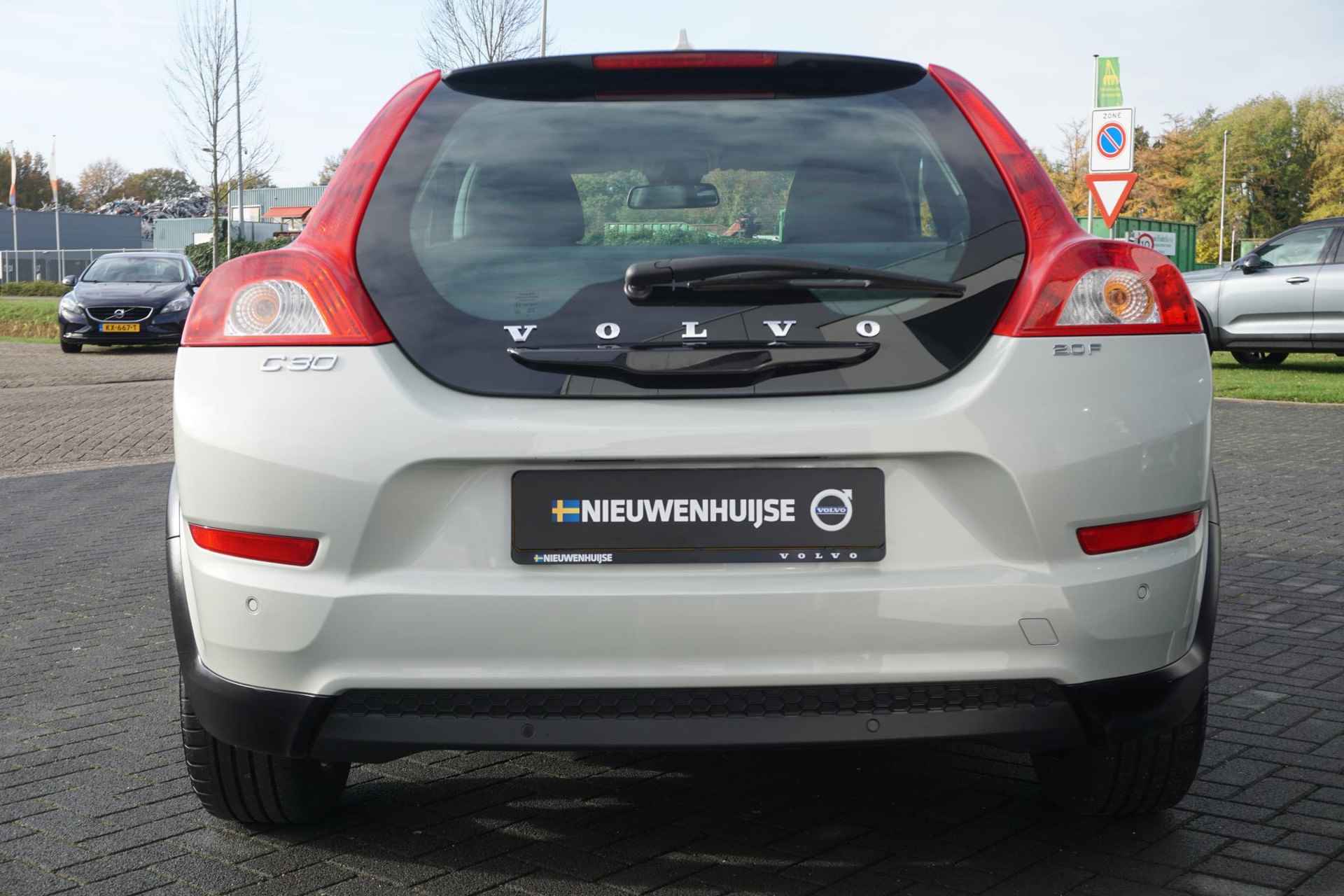 Volvo C30 2.0 Momentum | Stoelverwarming | Bluetooth | Regensensor | High Performance audio | Parkeersensoren | 17" lm velgen | Actieve Bochtverlichting | - 22/28