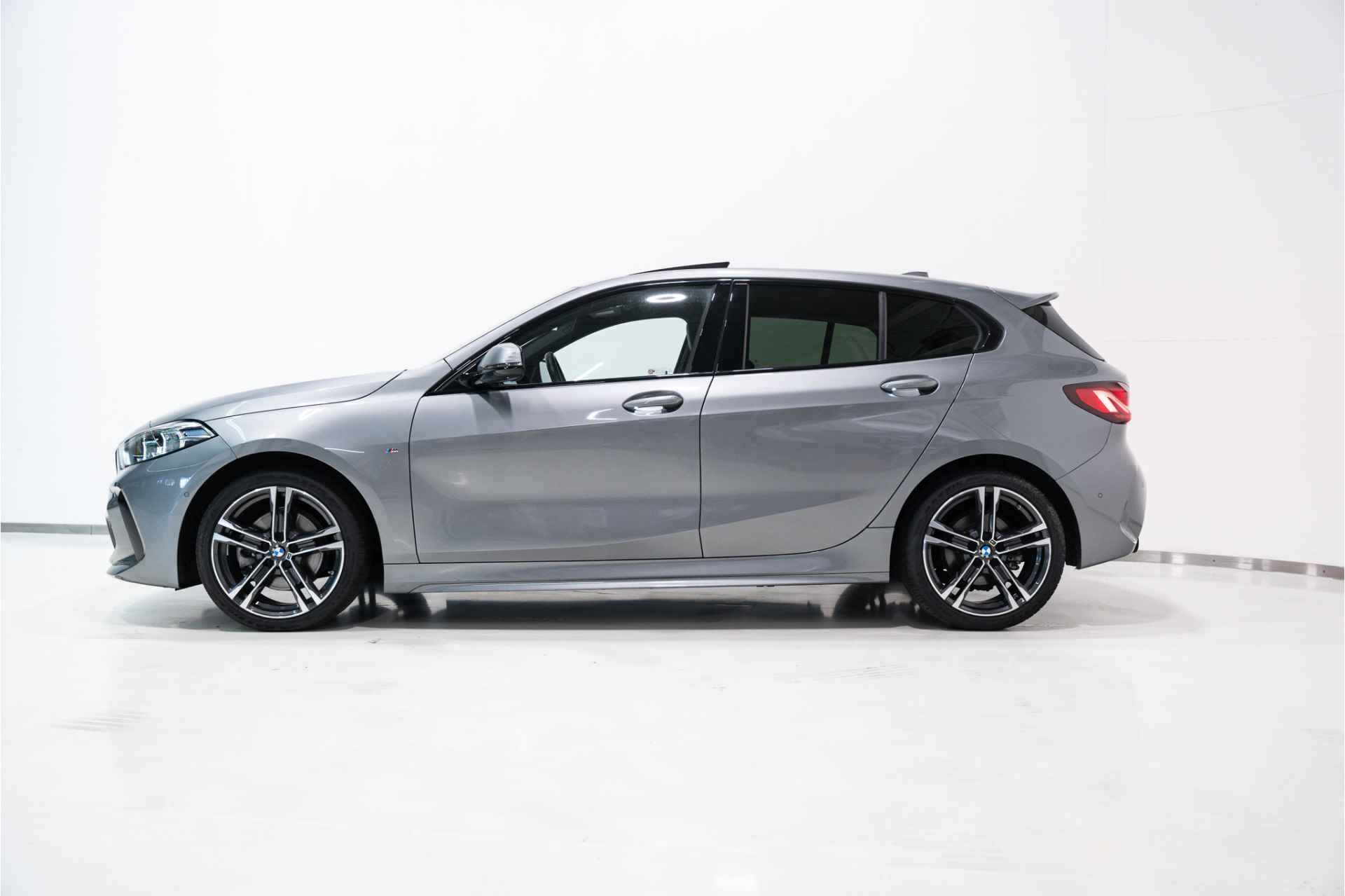 BMW 1 Serie 5-deurs 118i M Sportpakket Aut. - 4/32