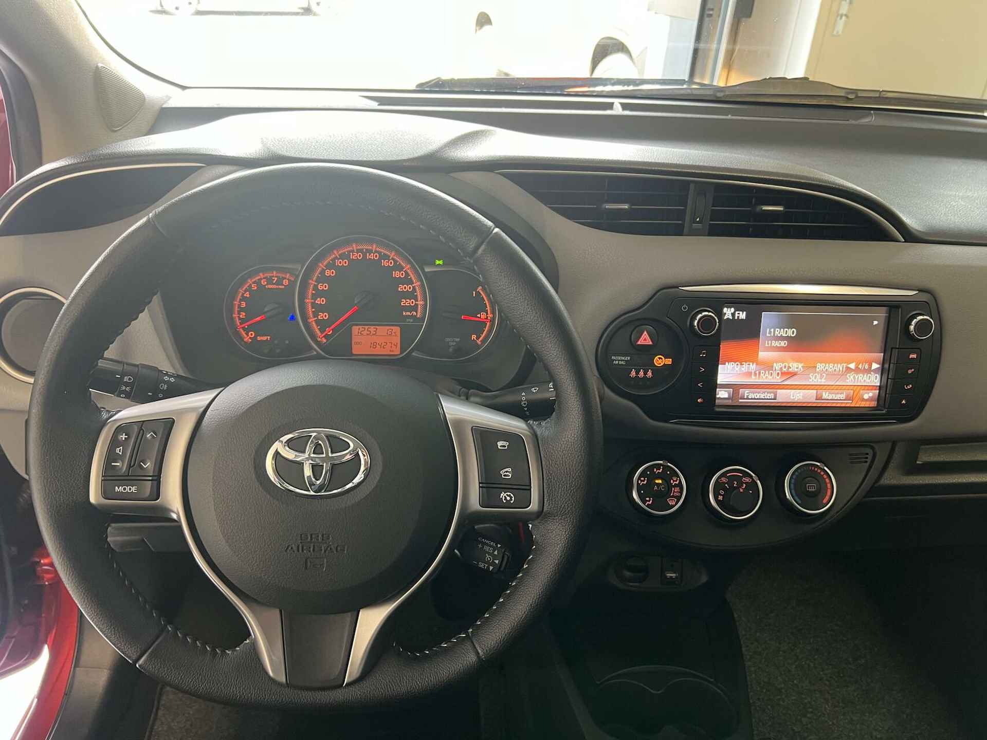 Toyota Yaris 1.3 VVT-i Aspiration / Camera / Cruise - 20/26