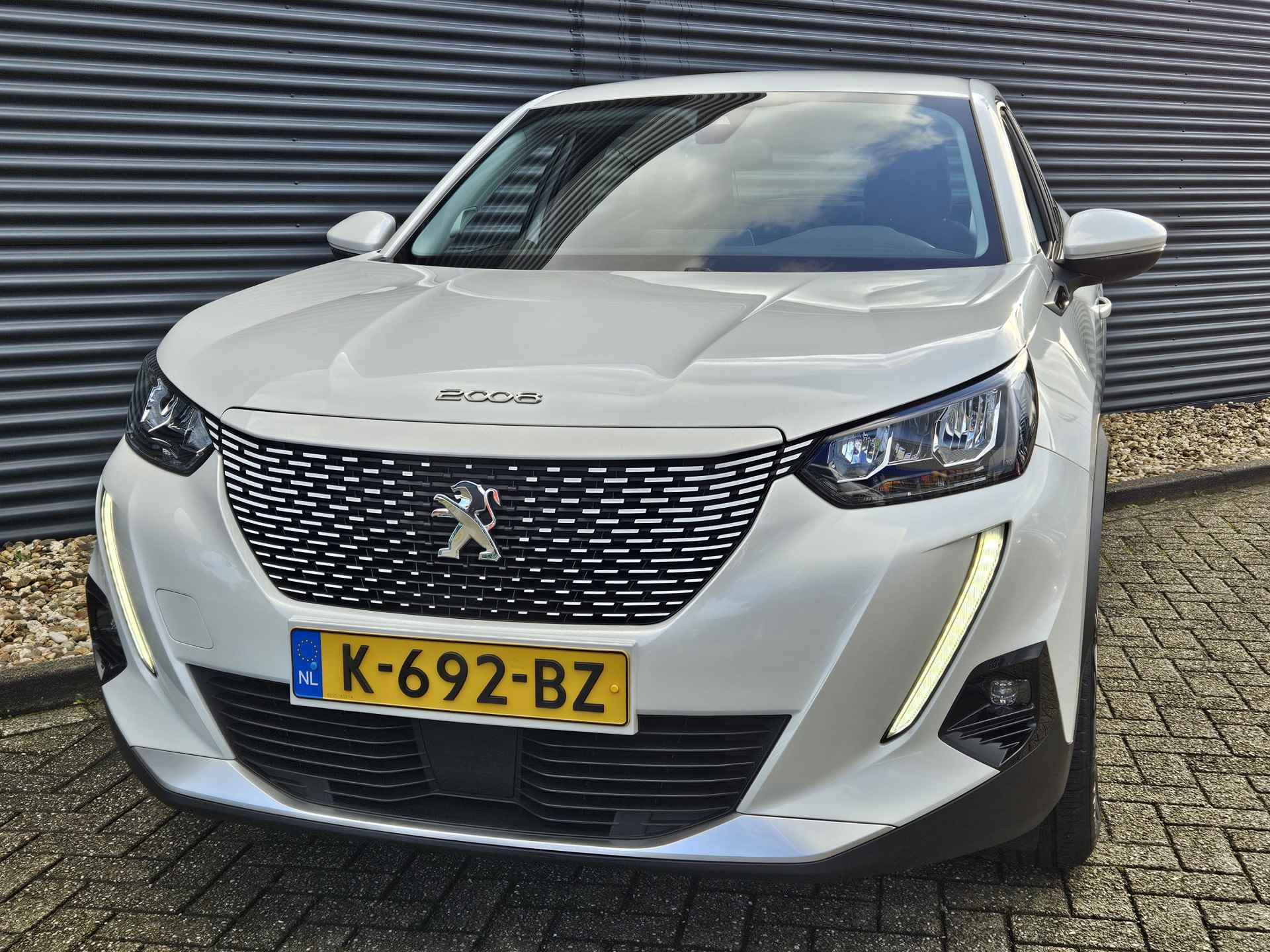 Peugeot e-2008 EV Active 50 kWh | 3-Fase lader | Navigatie | Climate Control | Parkeersensoren | Apple Carplay en Android Auto | Parelmoer Wit | - 12/40