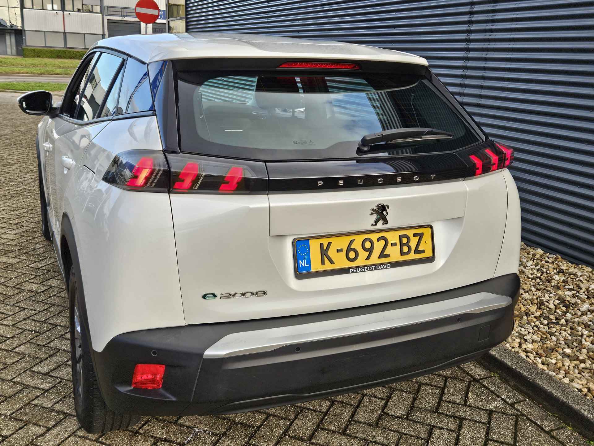 Peugeot e-2008 EV Active 50 kWh | 3-Fase lader | Navigatie | Climate Control | Parkeersensoren | Apple Carplay en Android Auto | Parelmoer Wit | - 14/40