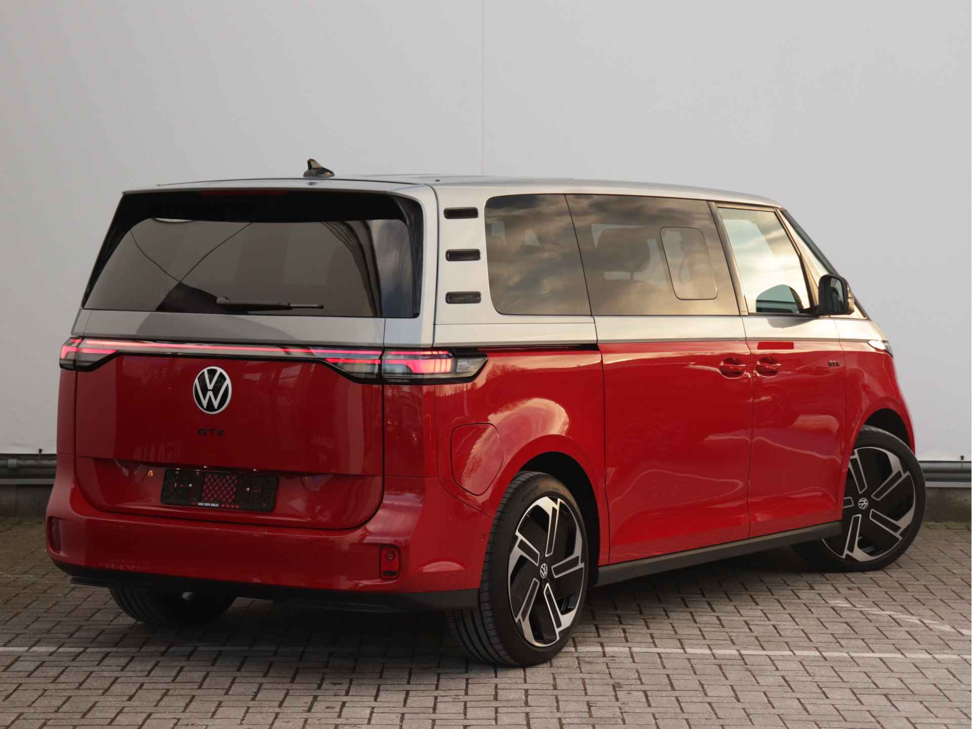 Volkswagen ID. Buzz GTX 86 kWh LWB 7p. 4Motion 340pk | Direct leverbaar! | 7 zitplaatsen | Panorama dak | Elektrische deuren | 360° camera | Harman/Kardon | - 4/71