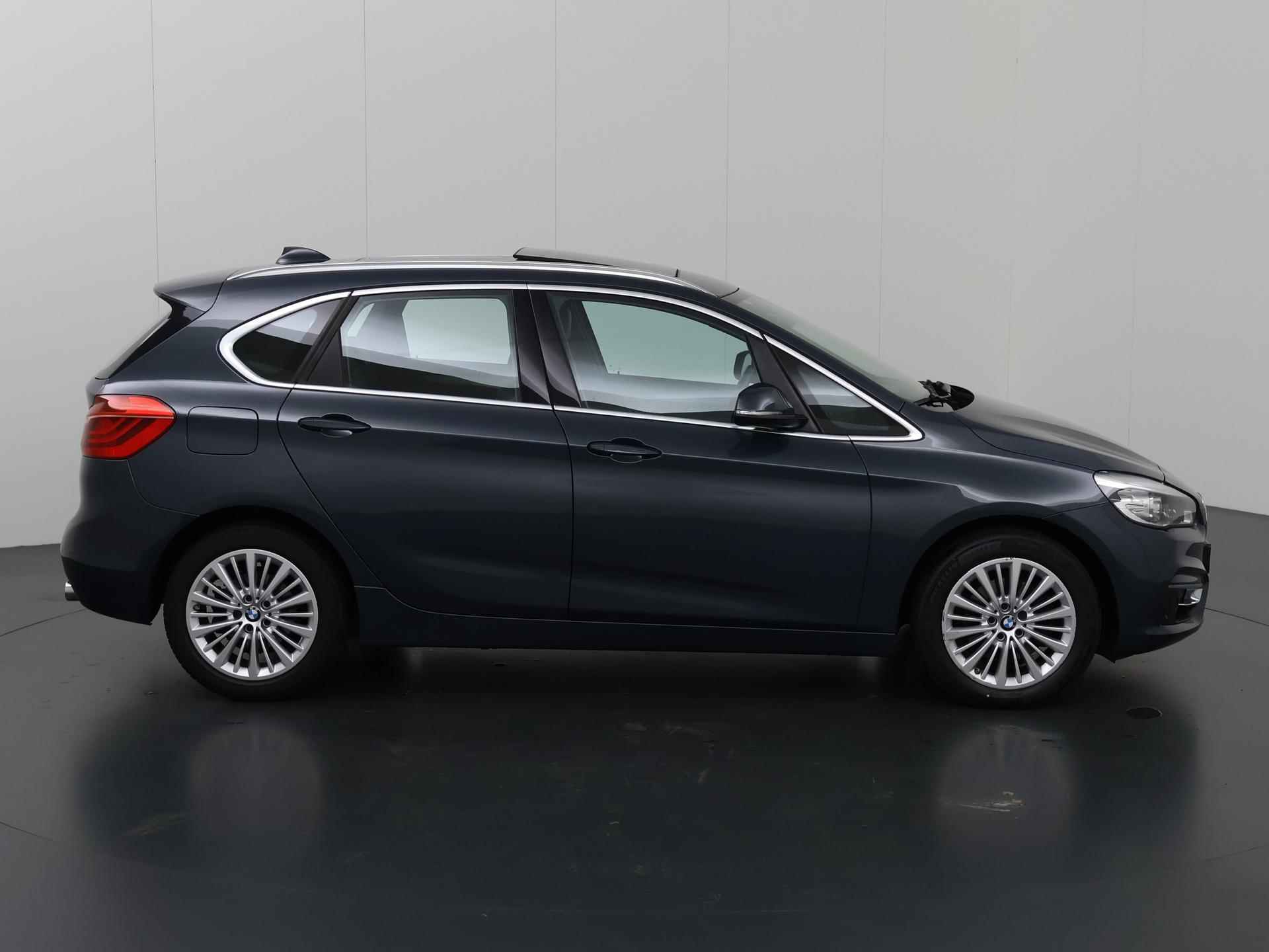 BMW 2-serie Active Tourer 220i Luxury | Lederen interieur | HUD | Sportstoelen | Panoramadak | Navigatie | Stoelen + geheugen | Stoelverwarming | Parkeersensoren | - 7/39