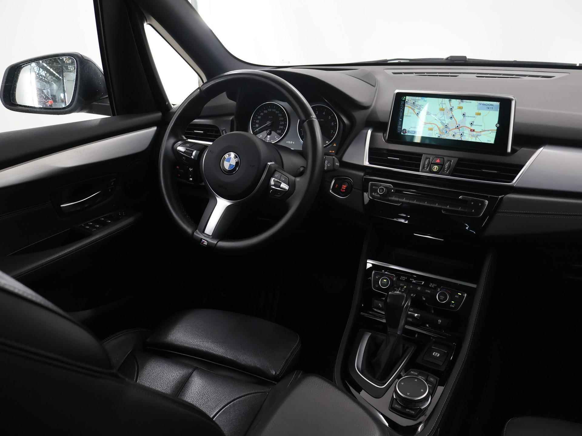 BMW 2-serie Active Tourer 220i Luxury | Lederen interieur | HUD | Sportstoelen | Panoramadak | Navigatie | Stoelen + geheugen | Stoelverwarming | Parkeersensoren | - 10/39