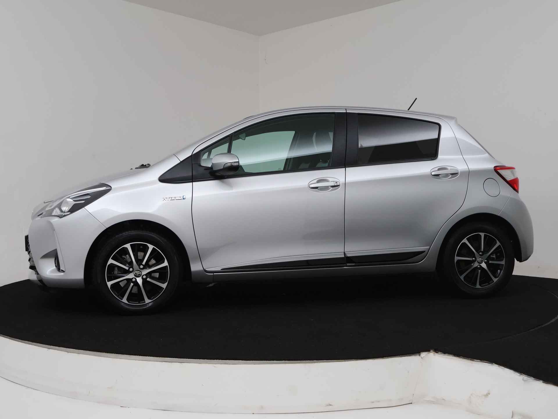 Toyota Yaris 1.5 Hybrid Dynamic Limited | Climate Control | Cruise Control | Navigatie | LM velgen | - 4/42