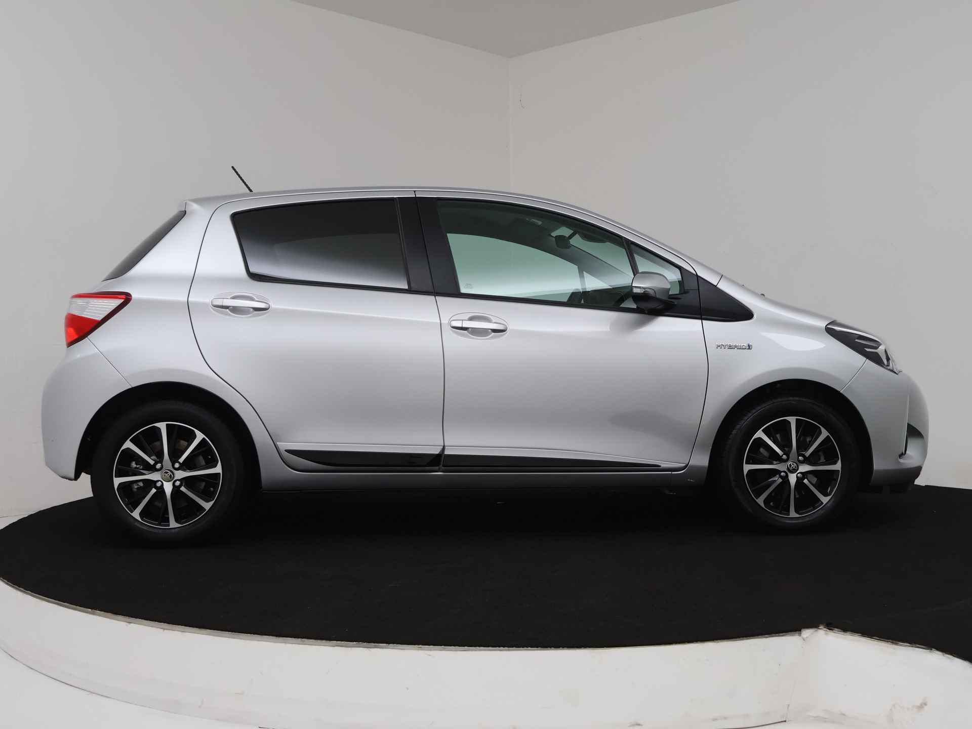 Toyota Yaris 1.5 Hybrid Dynamic Limited | Climate Control | Cruise Control | Navigatie | LM velgen | - 16/42