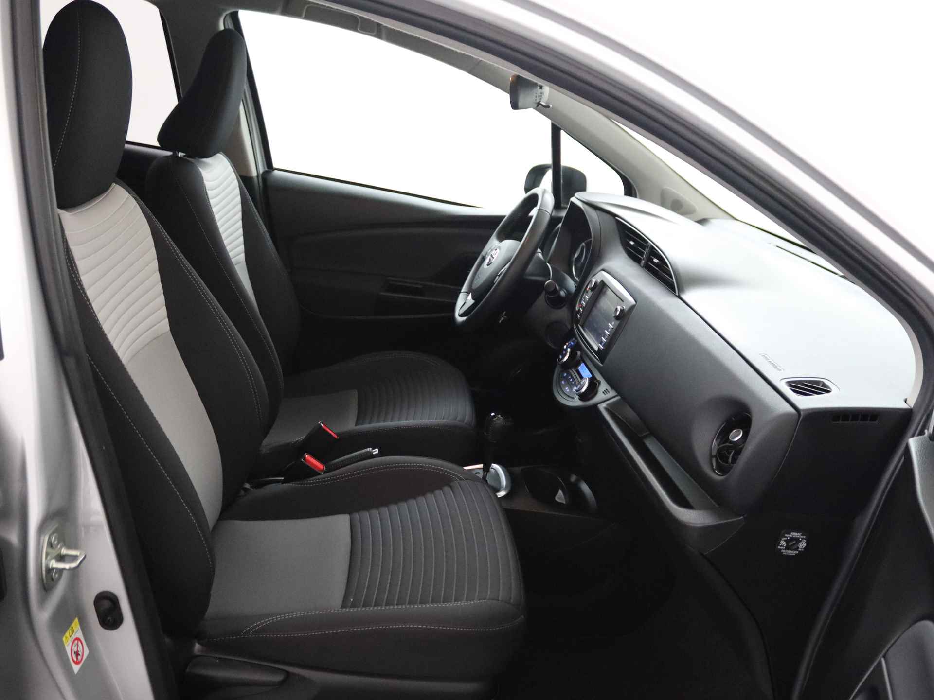 Toyota Yaris 1.5 Hybrid Dynamic Limited | Climate Control | Cruise Control | Navigatie | LM velgen | - 30/42