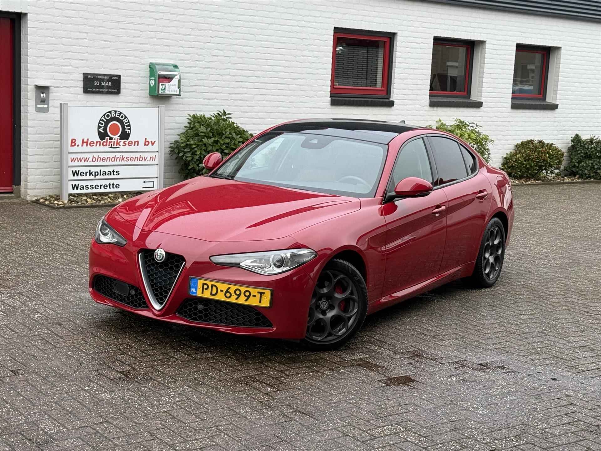 Alfa Romeo Giulia 2.0 TURBO 200pk Aut Super/ Panoramadak/ Lederen bekleding/ Elektrisch verstelbare en verwarmbare stoel/ Camera achter/ DAB/ Origineel NL/ NAP