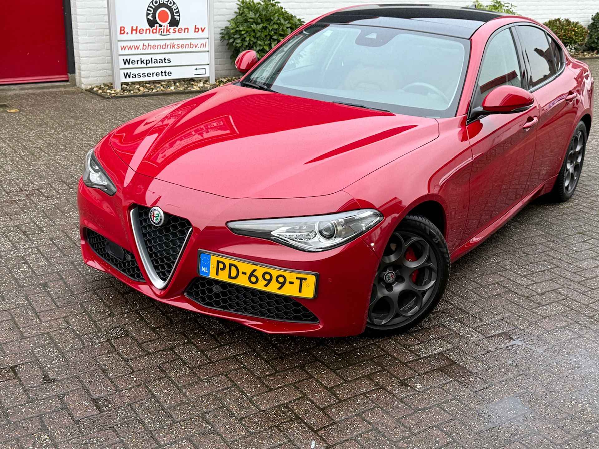 Alfa Romeo Giulia 2.0 TURBO 200pk Aut Super/ Panoramadak/ Lederen bekleding/ Elektrisch verstelbare en verwarmbare stoel/ Camera achter/ DAB/ Origineel NL/ NAP - 3/43