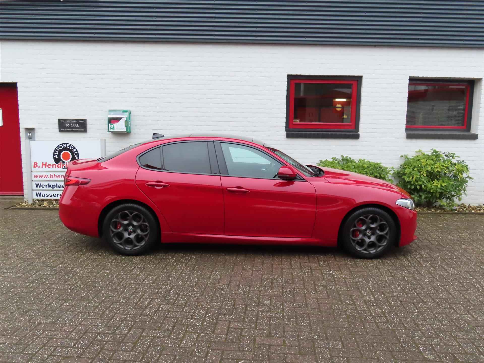 Alfa Romeo Giulia 2.0 TURBO 200pk Aut Super/ Panoramadak/ Lederen bekleding/ Elektrisch verstelbare en verwarmbare stoel/ Camera achter/ DAB/ Origineel NL/ NAP - 4/43