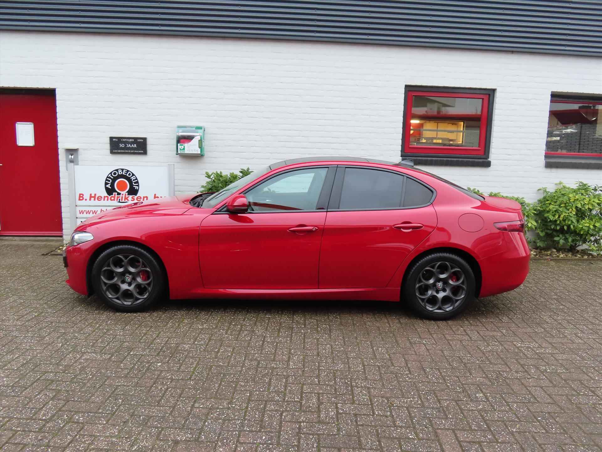 Alfa Romeo Giulia 2.0 TURBO 200pk Aut Super/ Panoramadak/ Lederen bekleding/ Elektrisch verstelbare en verwarmbare stoel/ Camera achter/ DAB/ Origineel NL/ NAP - 5/43