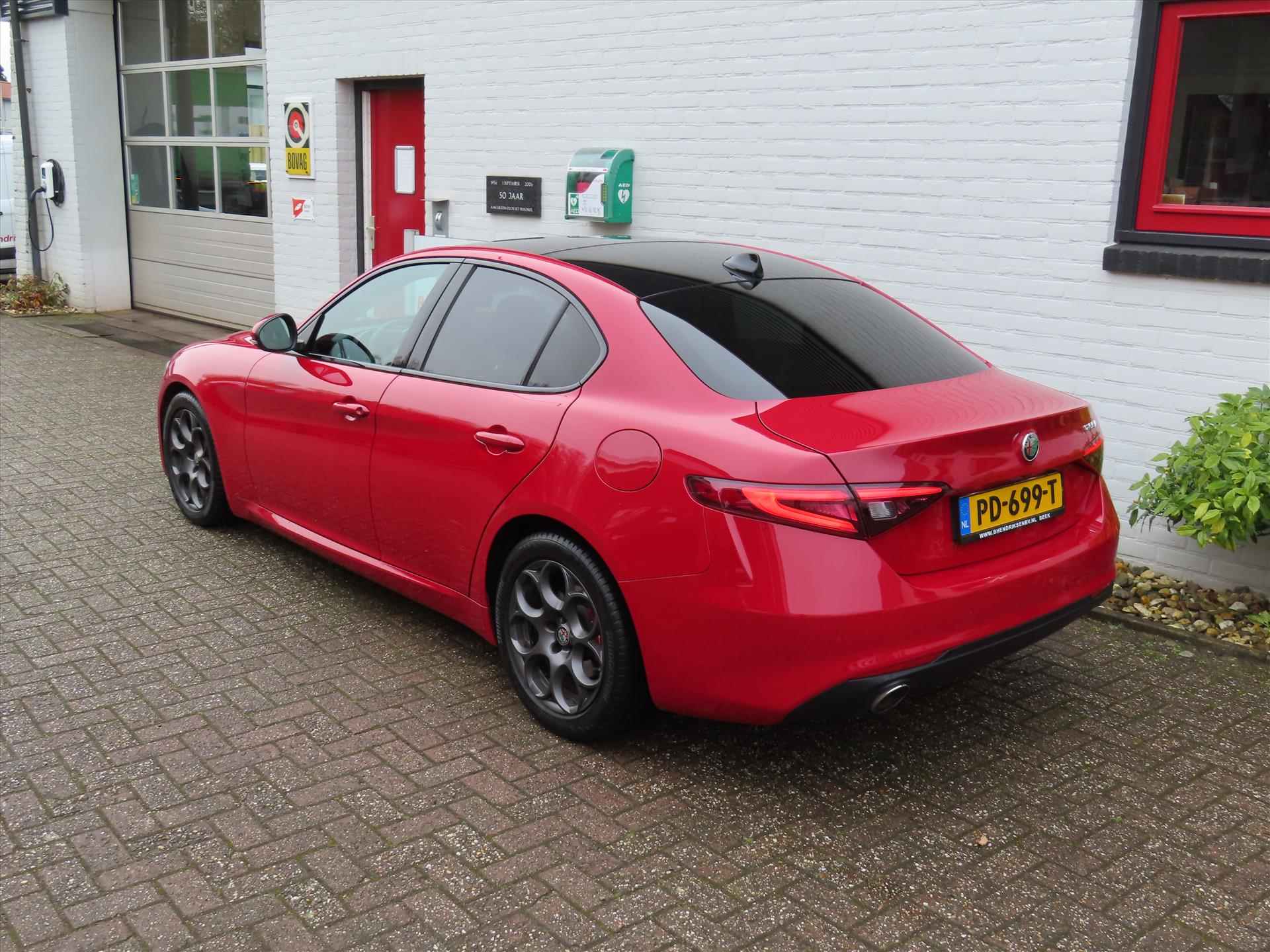 Alfa Romeo Giulia 2.0 TURBO 200pk Aut Super/ Panoramadak/ Lederen bekleding/ Elektrisch verstelbare en verwarmbare stoel/ Camera achter/ DAB/ Origineel NL/ NAP - 6/43