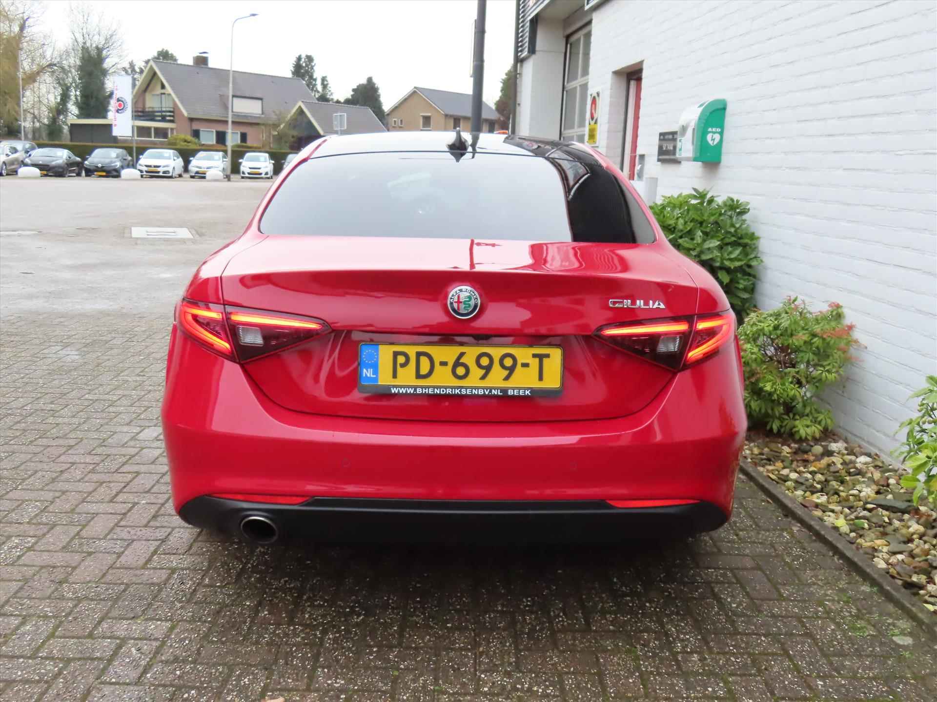 Alfa Romeo Giulia 2.0 TURBO 200pk Aut Super/ Panoramadak/ Lederen bekleding/ Elektrisch verstelbare en verwarmbare stoel/ Camera achter/ DAB/ Origineel NL/ NAP - 7/43