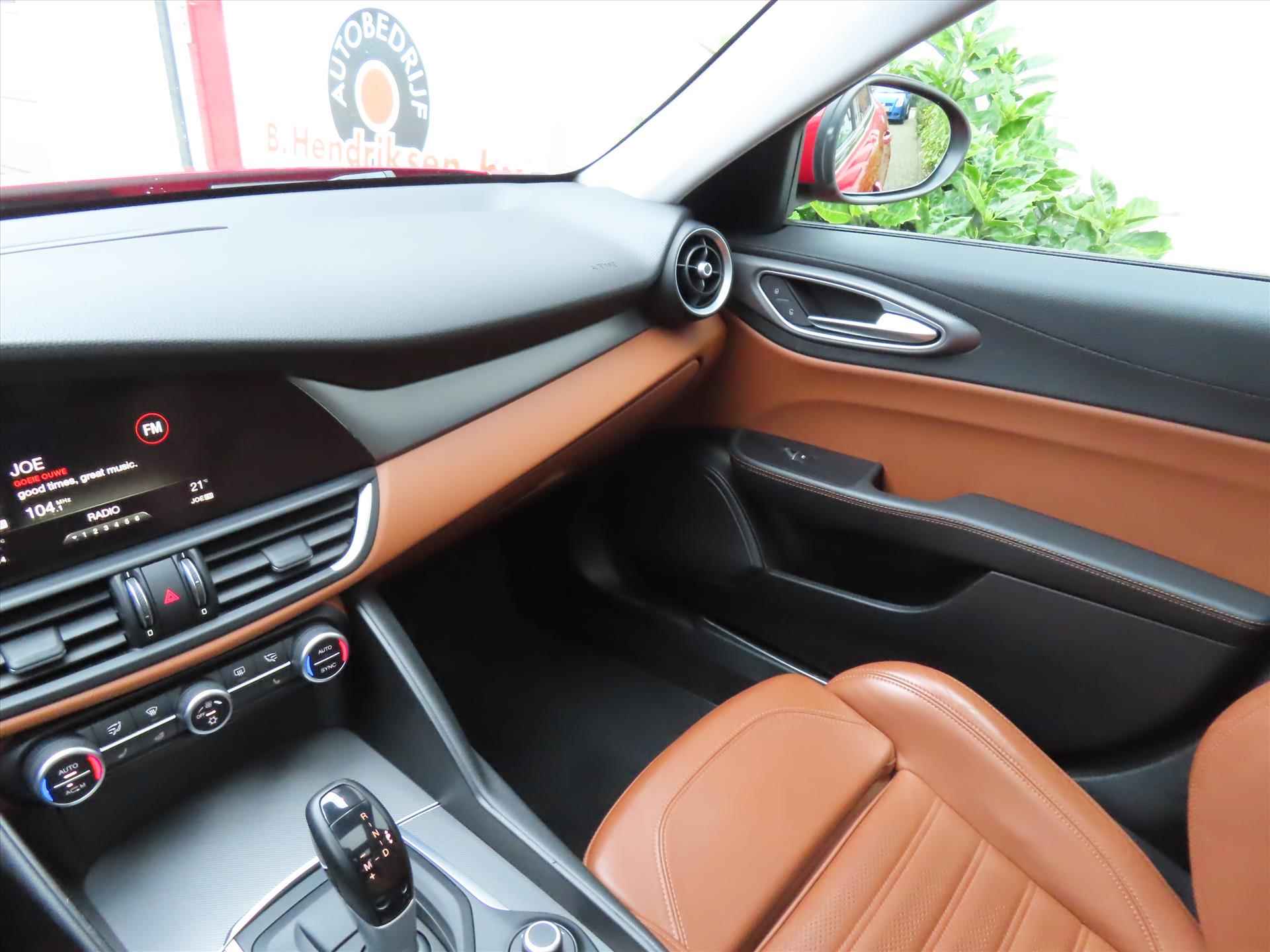 Alfa Romeo Giulia 2.0 TURBO 200pk Aut Super/ Panoramadak/ Lederen bekleding/ Elektrisch verstelbare en verwarmbare stoel/ Camera achter/ DAB/ Origineel NL/ NAP - 34/43