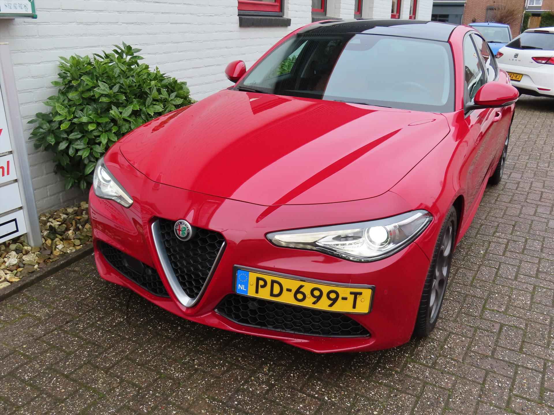 Alfa Romeo Giulia 2.0 TURBO 200pk Aut Super/ Panoramadak/ Lederen bekleding/ Elektrisch verstelbare en verwarmbare stoel/ Camera achter/ DAB/ Origineel NL/ NAP - 36/43