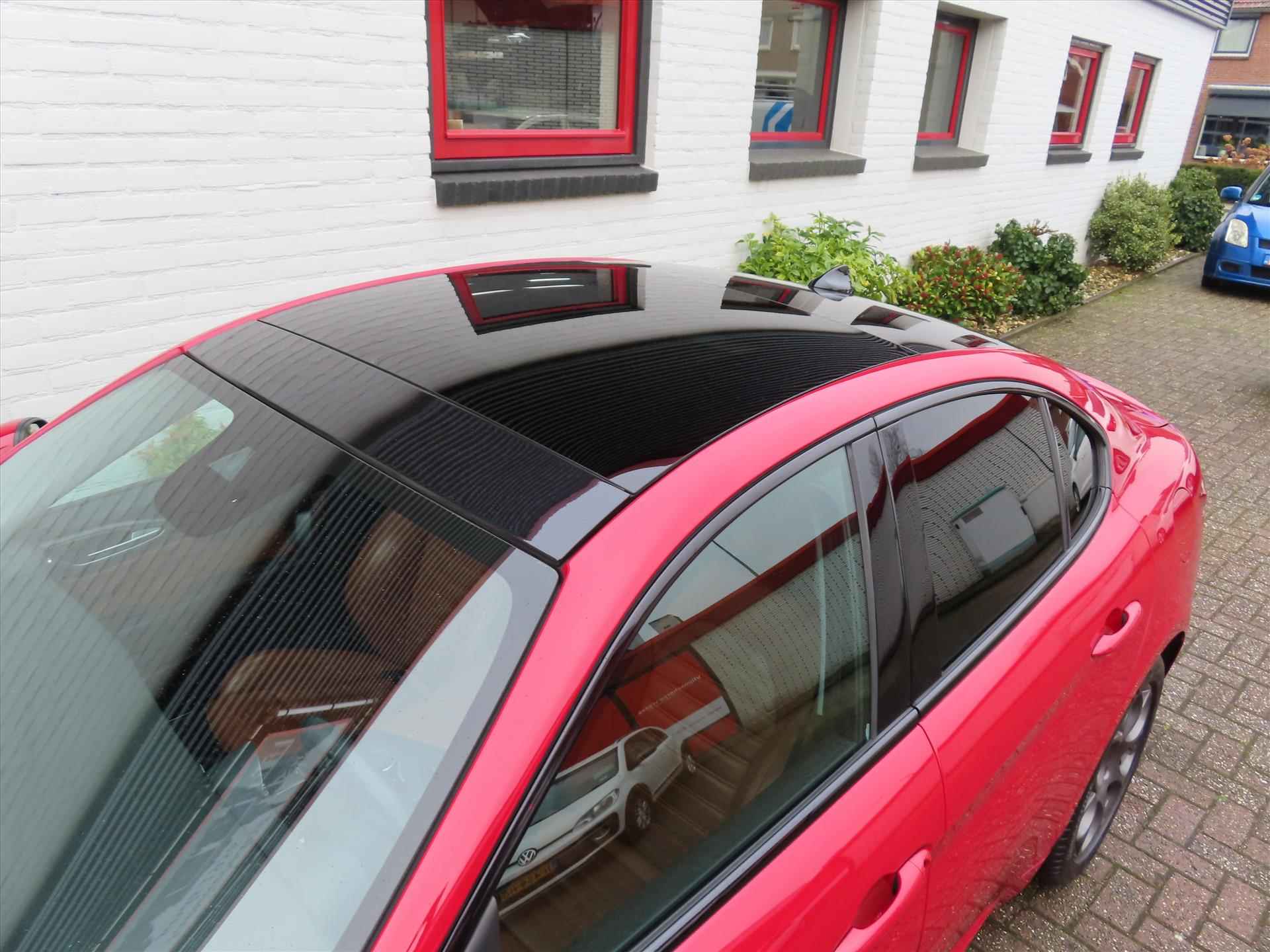 Alfa Romeo Giulia 2.0 TURBO 200pk Aut Super/ Panoramadak/ Lederen bekleding/ Elektrisch verstelbare en verwarmbare stoel/ Camera achter/ DAB/ Origineel NL/ NAP - 38/43